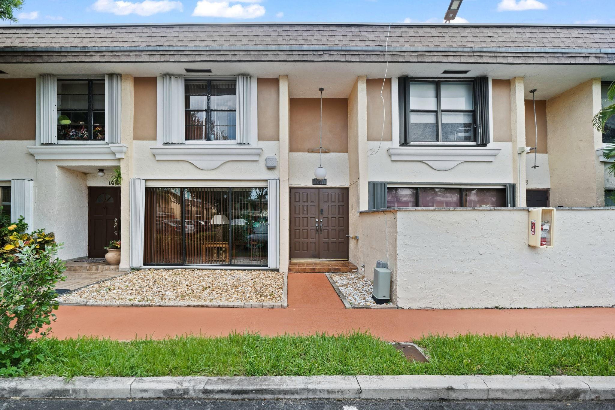 Foto de propiedad en 16470 NE 27TH Place 35, North Miami Beach, FL 33160 North Miami Beach con MLS# 