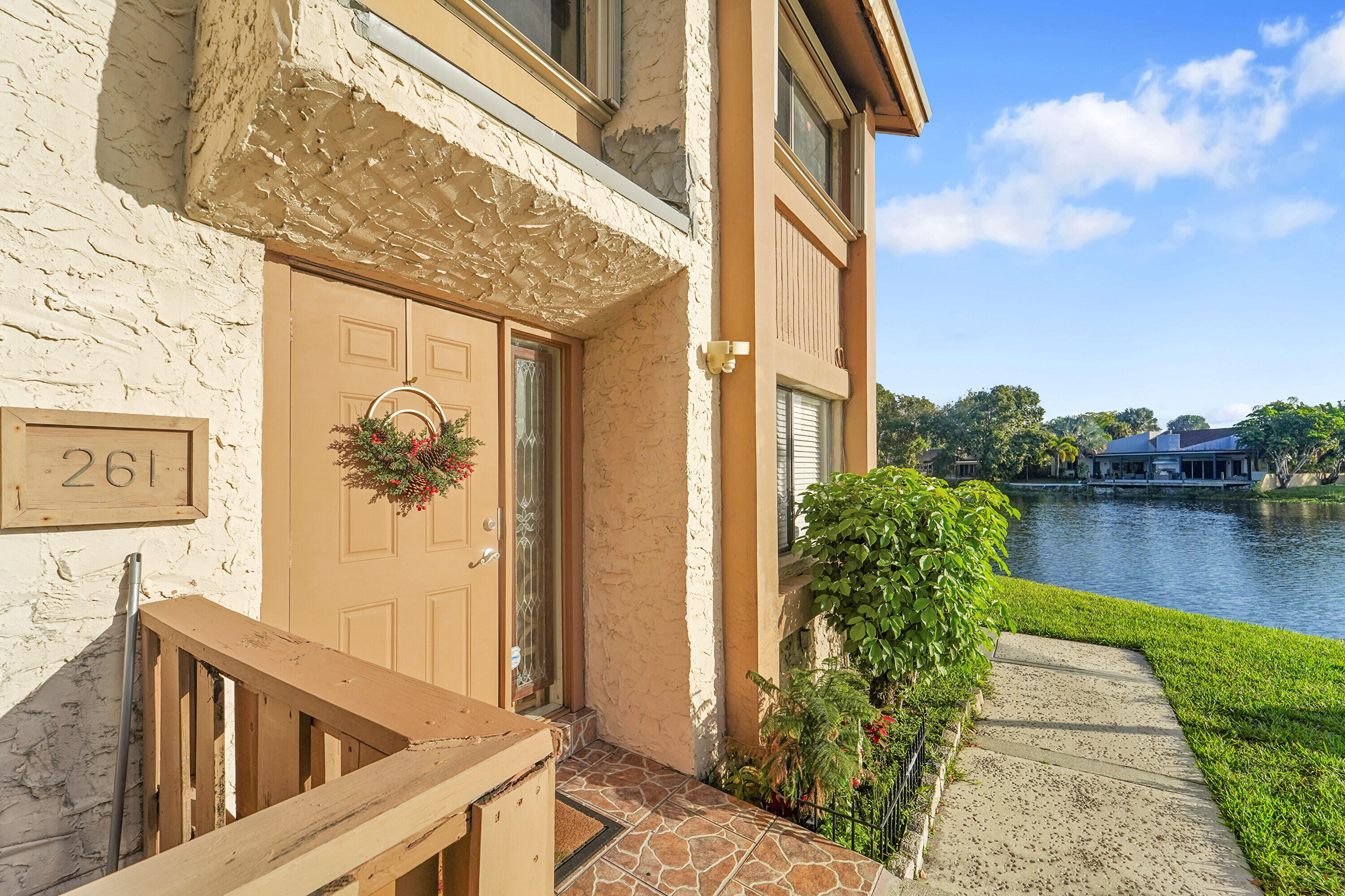 Foto de propiedad en 261 WIMBLEDON LAKE Drive, Plantation, FL 33324 Plantation con MLS# 
