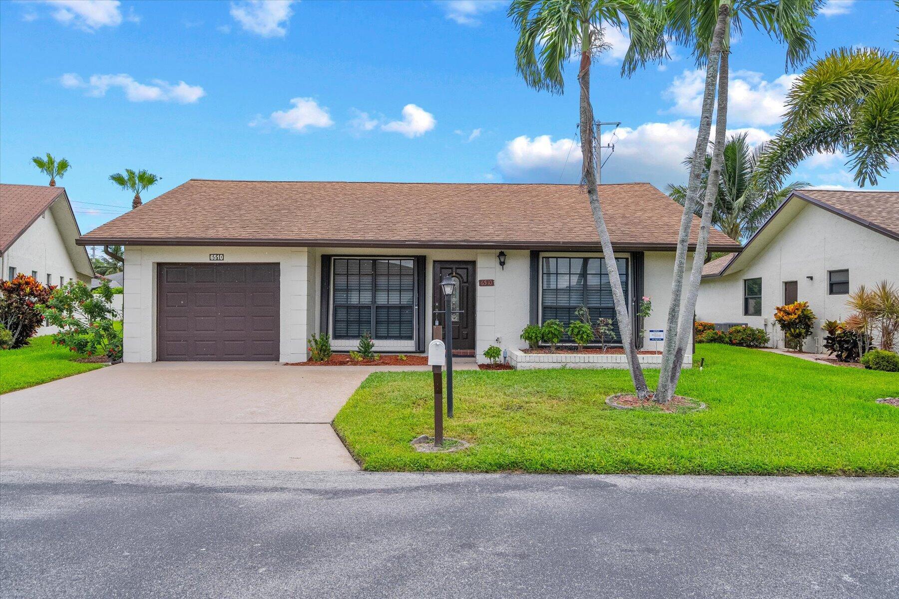 Foto de propiedad en 6510 OLIVEWOOD Circle, Greenacres, FL 33463 Greenacres con MLS# 