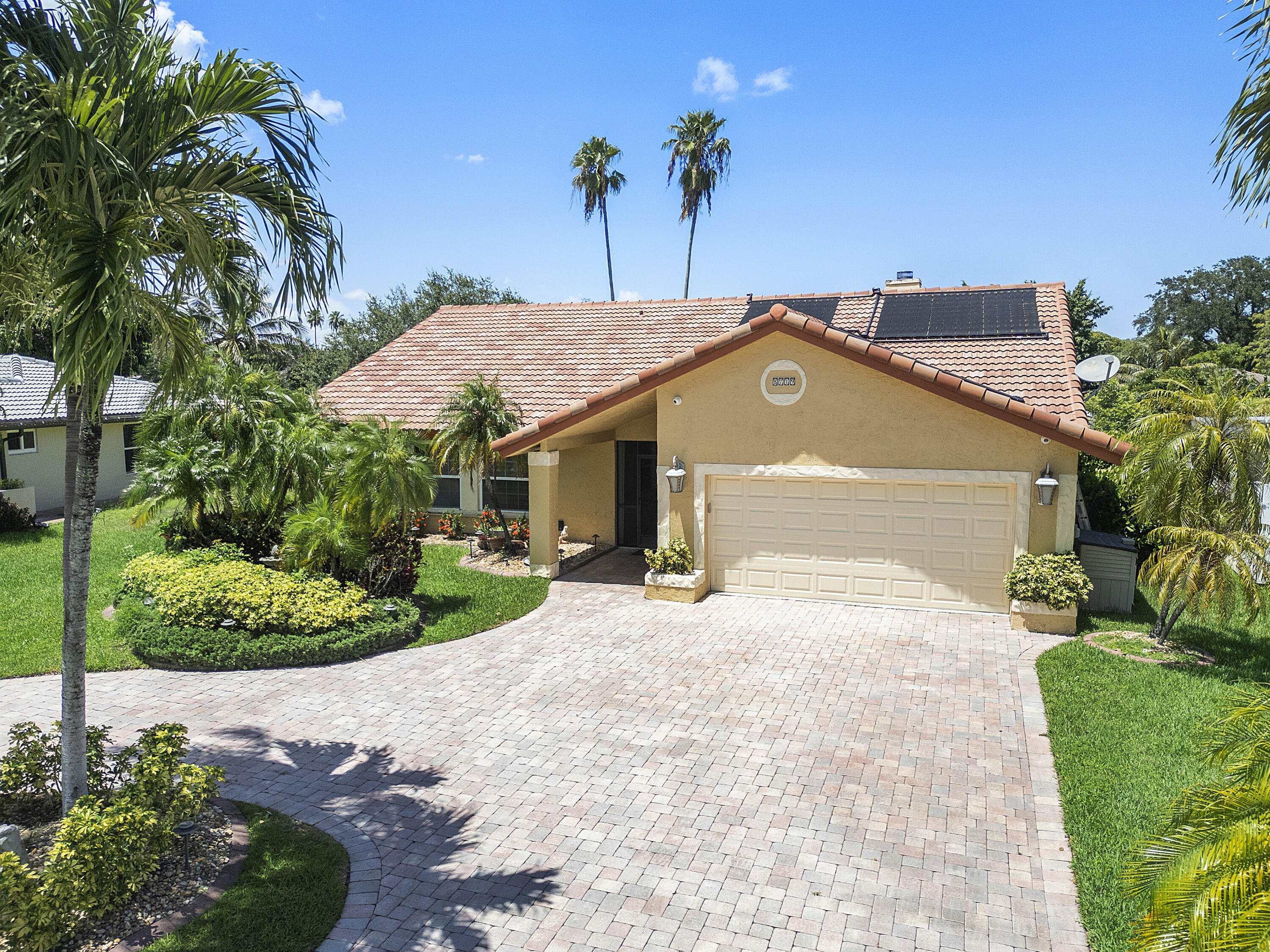 Foto de propiedad en 8719 NW 1ST Street, Coral Springs, FL 33071 Coral Springs con MLS# 