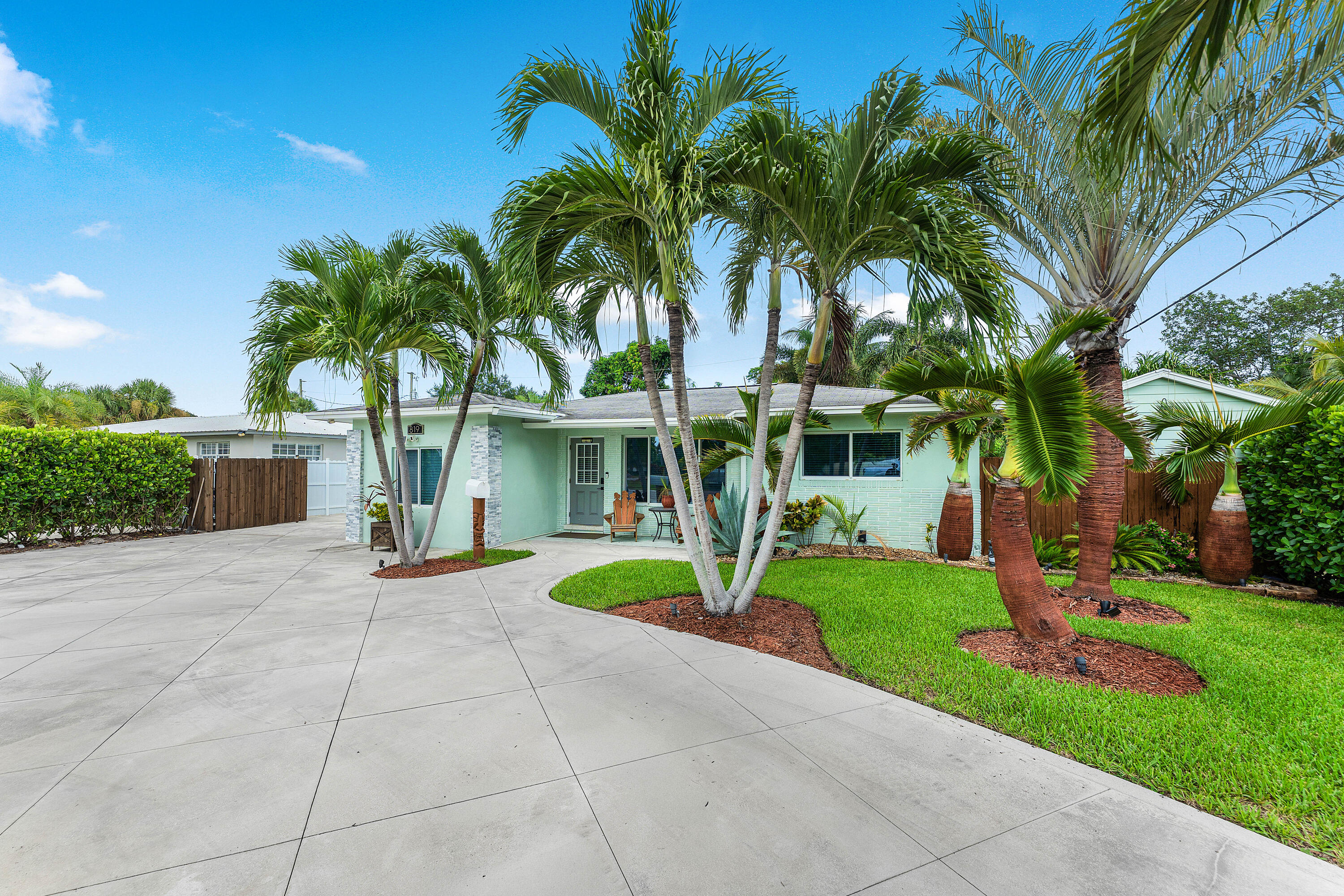 Foto de propiedad en 819 6TH Street, Lake Park, FL 33403 Lake Park con MLS# 