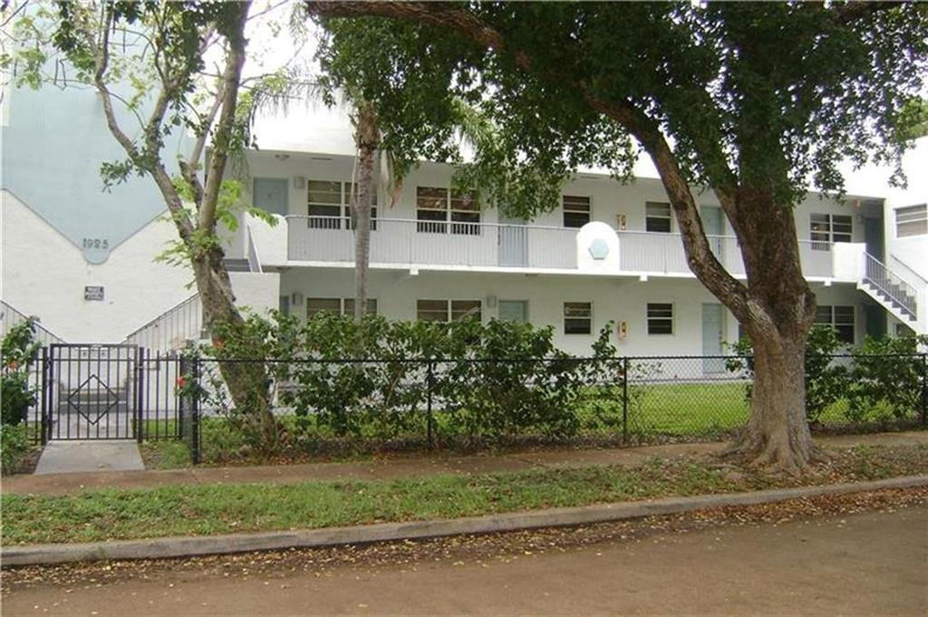 Foto de propiedad en 1925 Madison Street 17, Hollywood, FL 33020 Hollywood con MLS# 