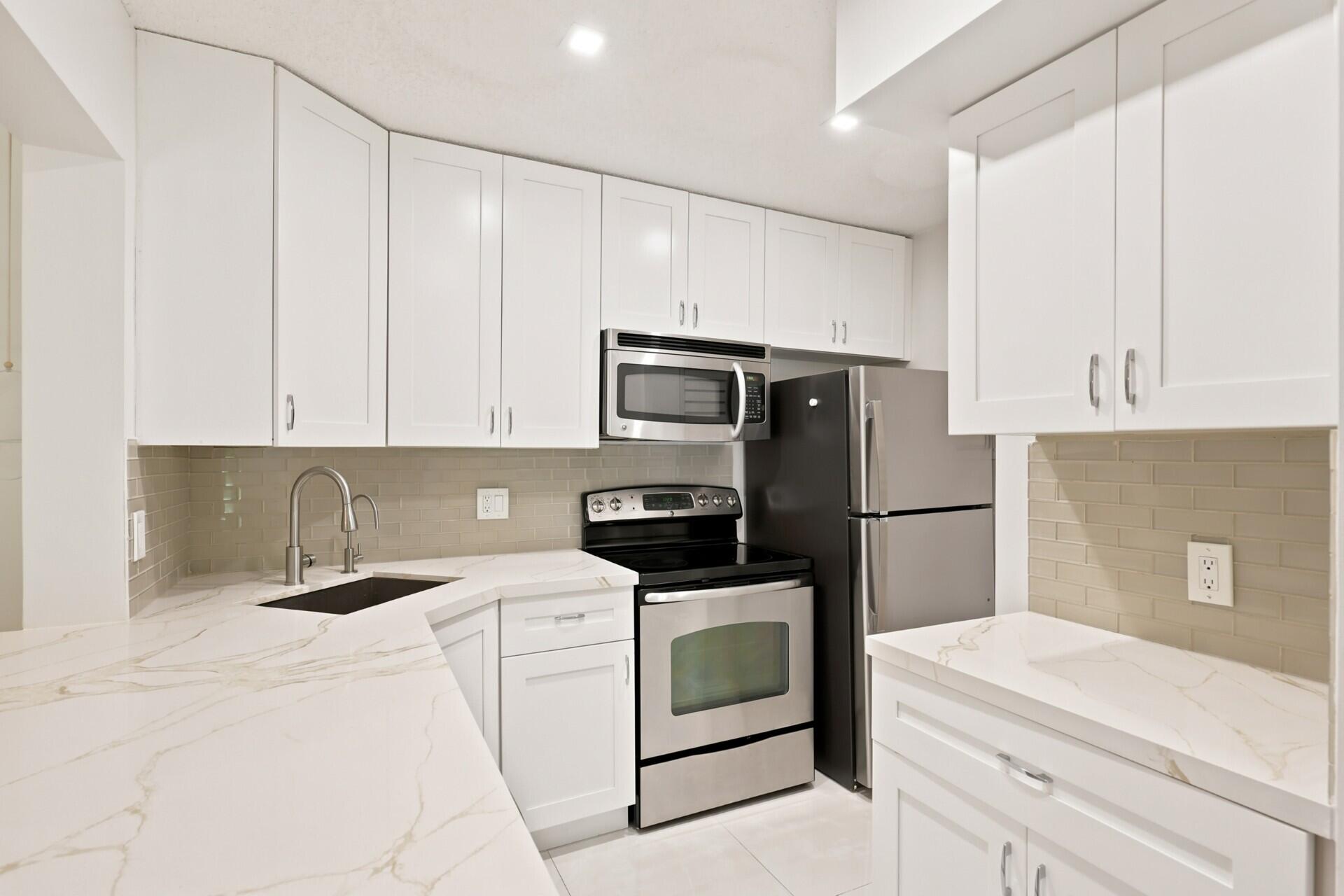 Foto de propiedad en 609 SEA PINE Way F2, Greenacres, FL 33415 Greenacres con MLS# 