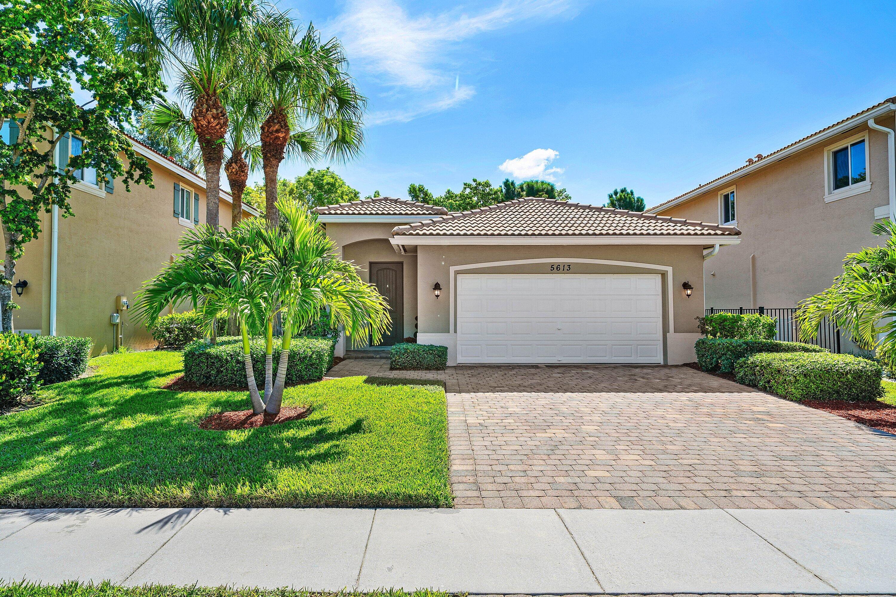 Foto de propiedad en 5613 Caranday Palm Drive, Greenacres, FL 33463 Greenacres con MLS# 
