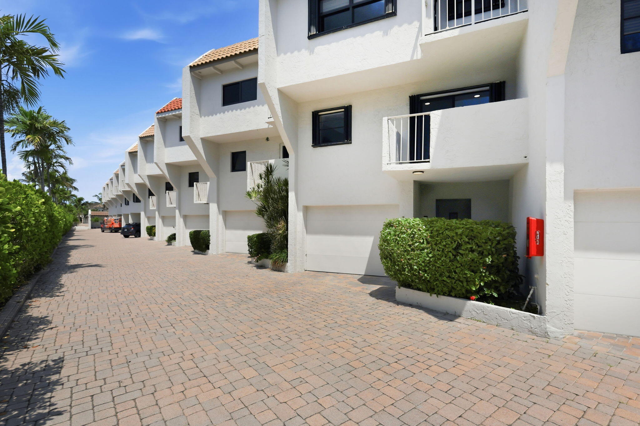 Foto de propiedad en 1222 Hillsboro Mile 15, Hillsboro Beach, FL 33062 Hillsboro Beach con MLS# 