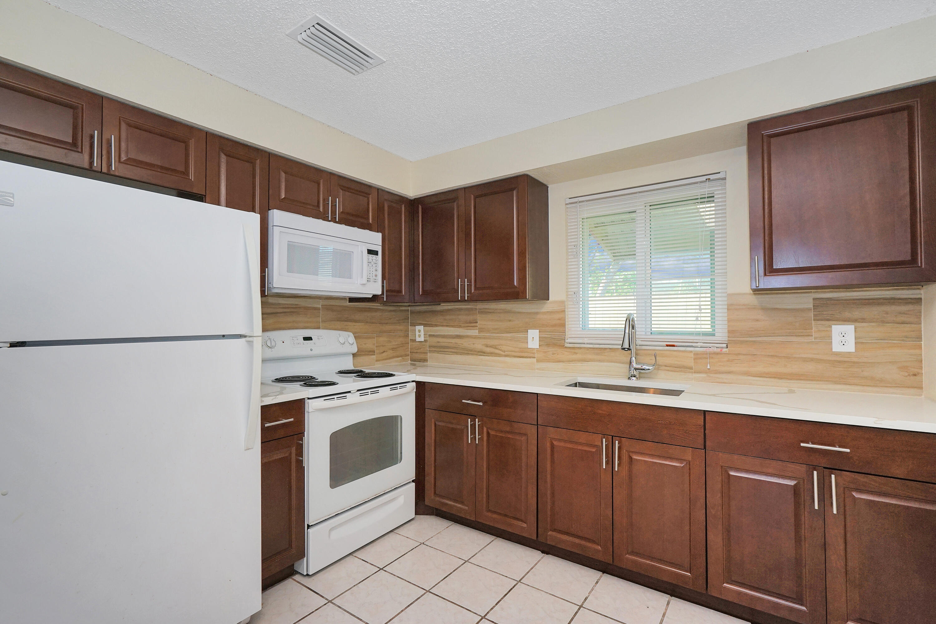 Foto de propiedad en 2716 SW 46TH Street #2, Dania Beach, FL 33312 Dania Beach con MLS# 