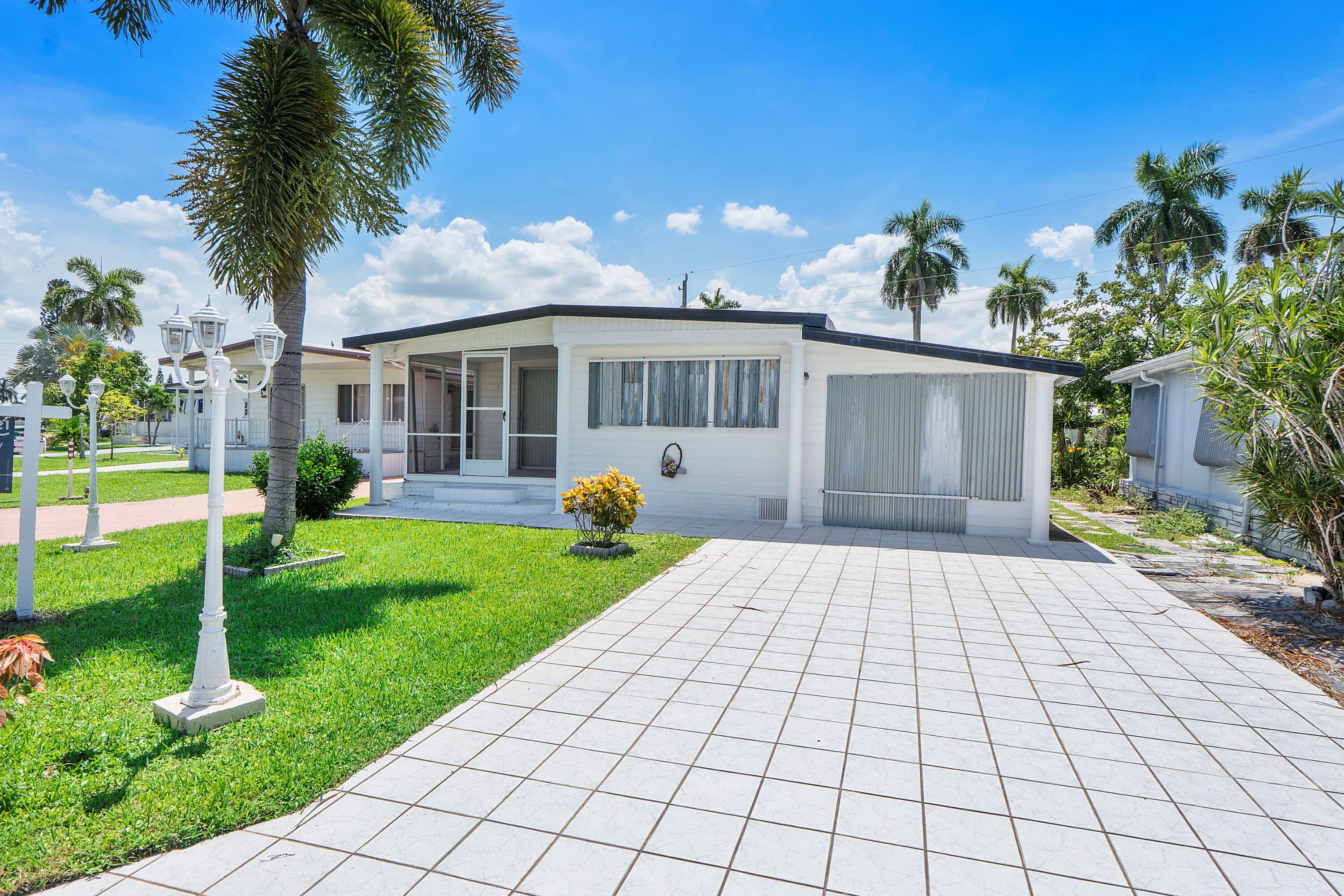 Foto de propiedad en 8670 SW 18TH Place, Davie, FL 33324 Davie con MLS# 