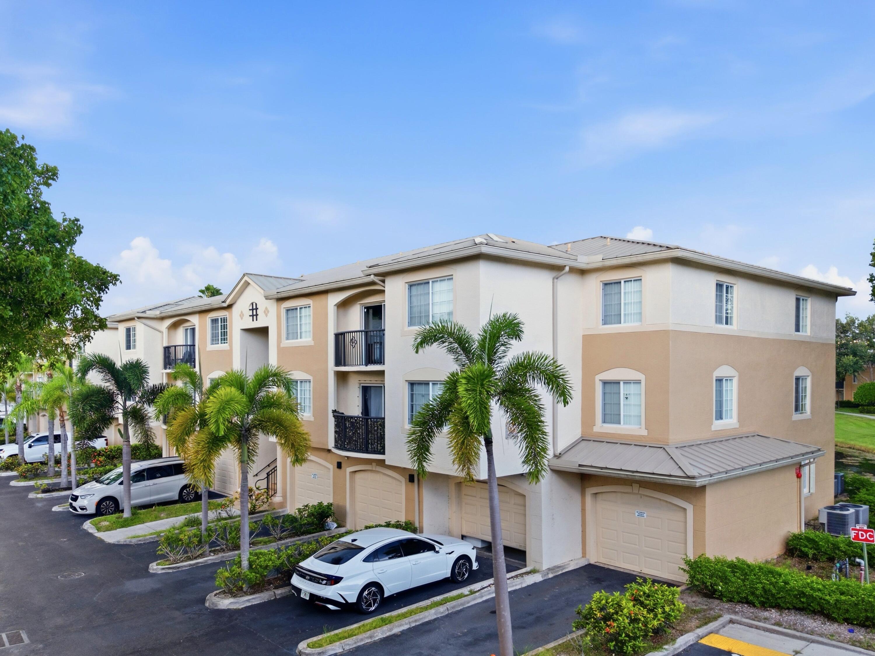 Foto de propiedad en 900 CRESTWOOD Court S 920, Royal Palm Beach, FL 33411 Royal Palm Beach con MLS# 