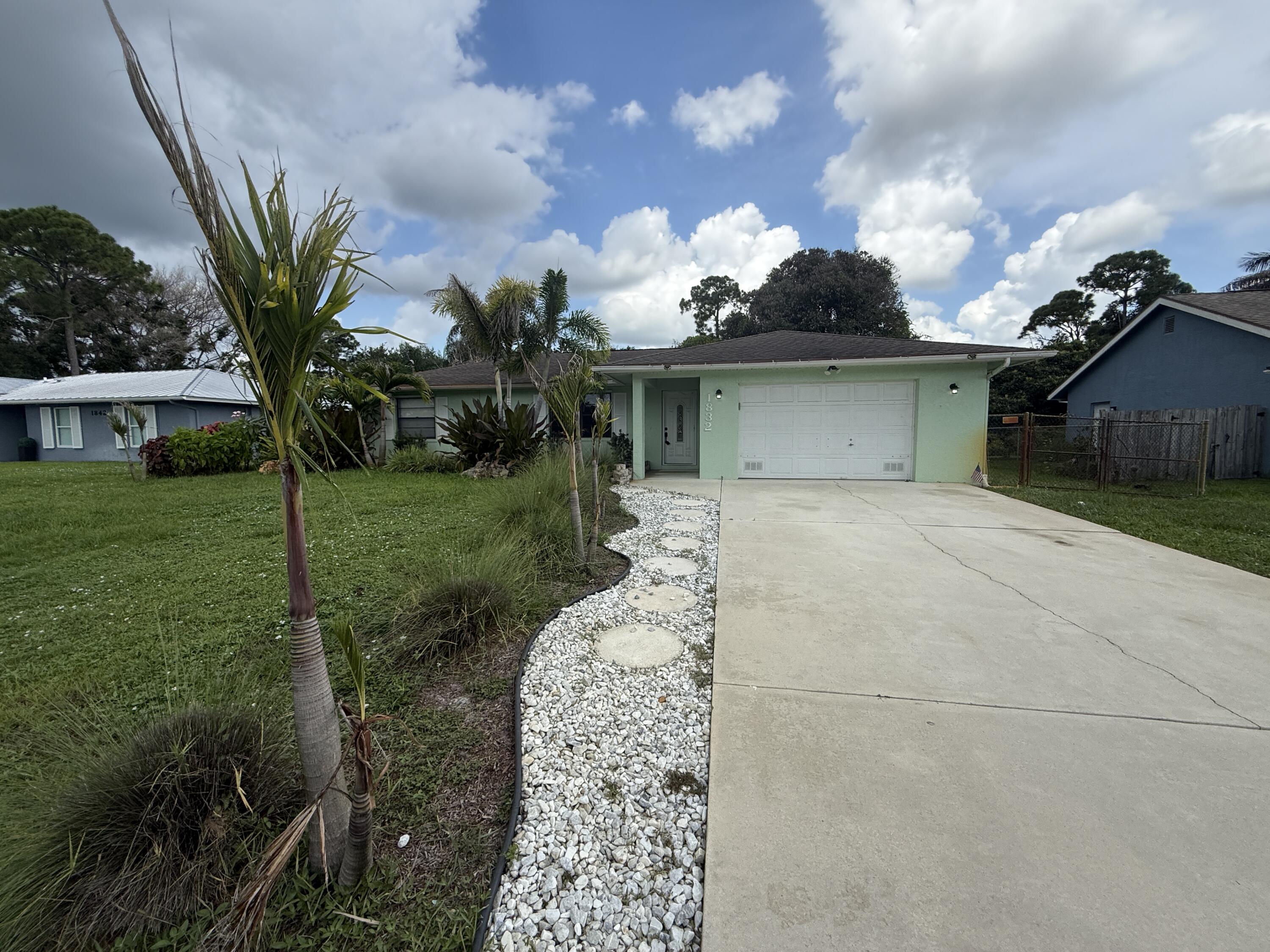 Foto de propiedad en 1832 SE MANTH Lane, Port St. Lucie, FL 34983 Port St. Lucie con MLS# 