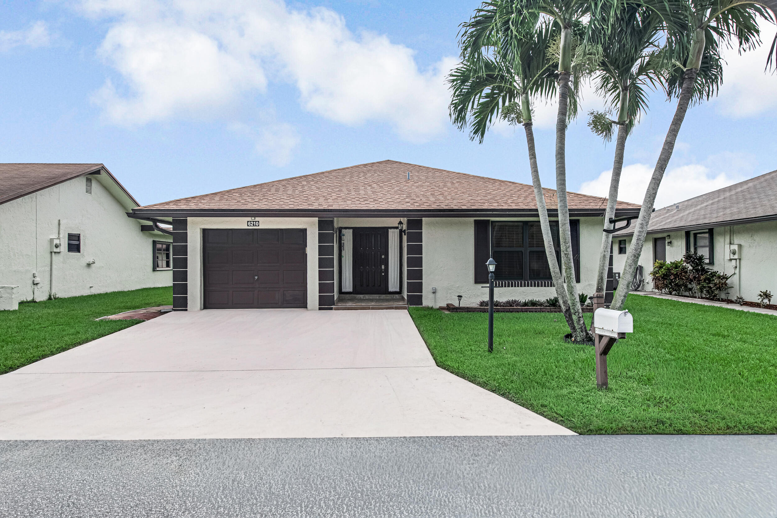 Foto de propiedad en 6210 Olivewood Circle, Greenacres, FL 33463 Greenacres con MLS# 