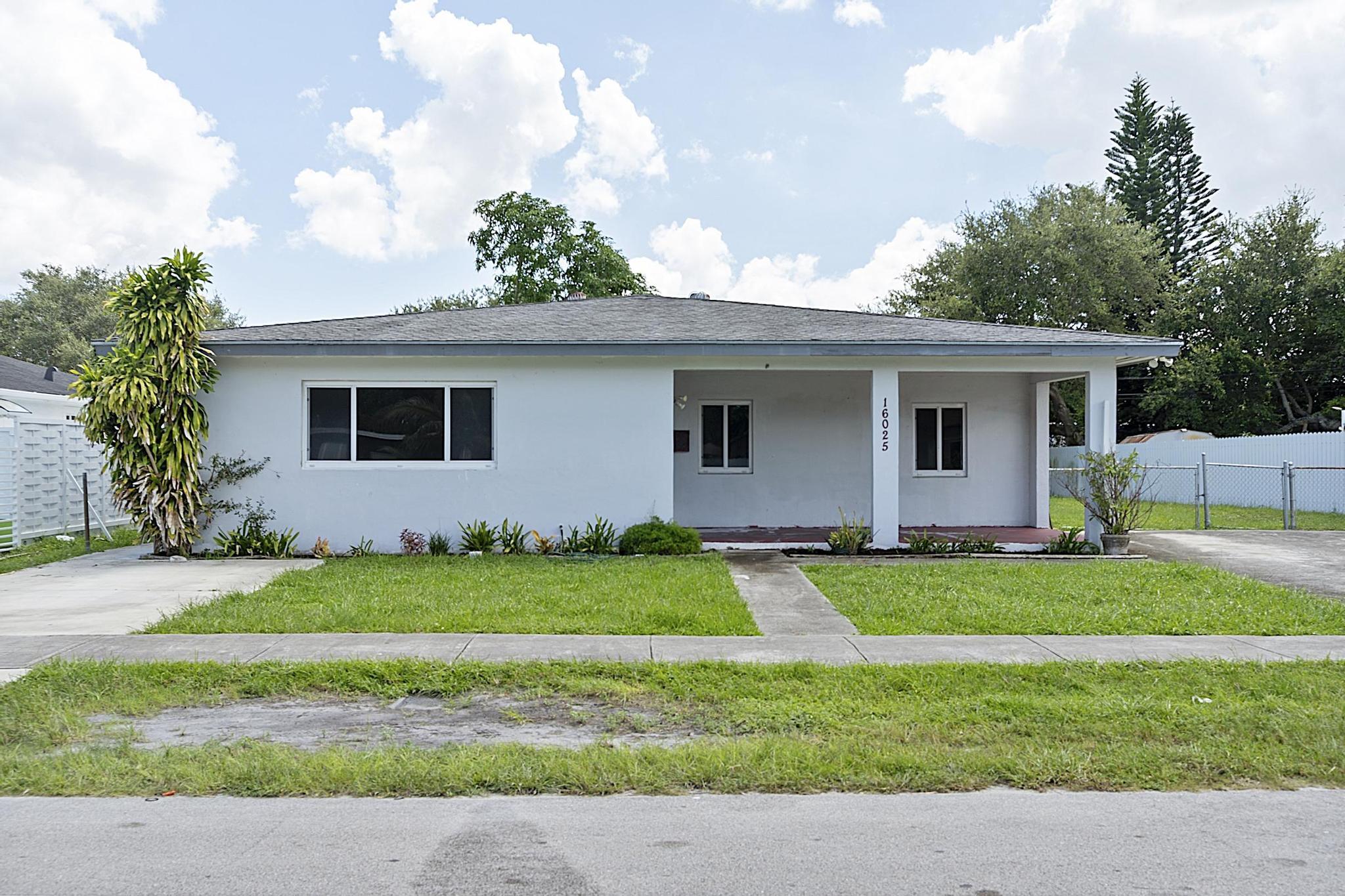 Foto de propiedad en 16025 NW 20TH Avenue, Miami Gardens, FL 33054 Miami Gardens con MLS# 