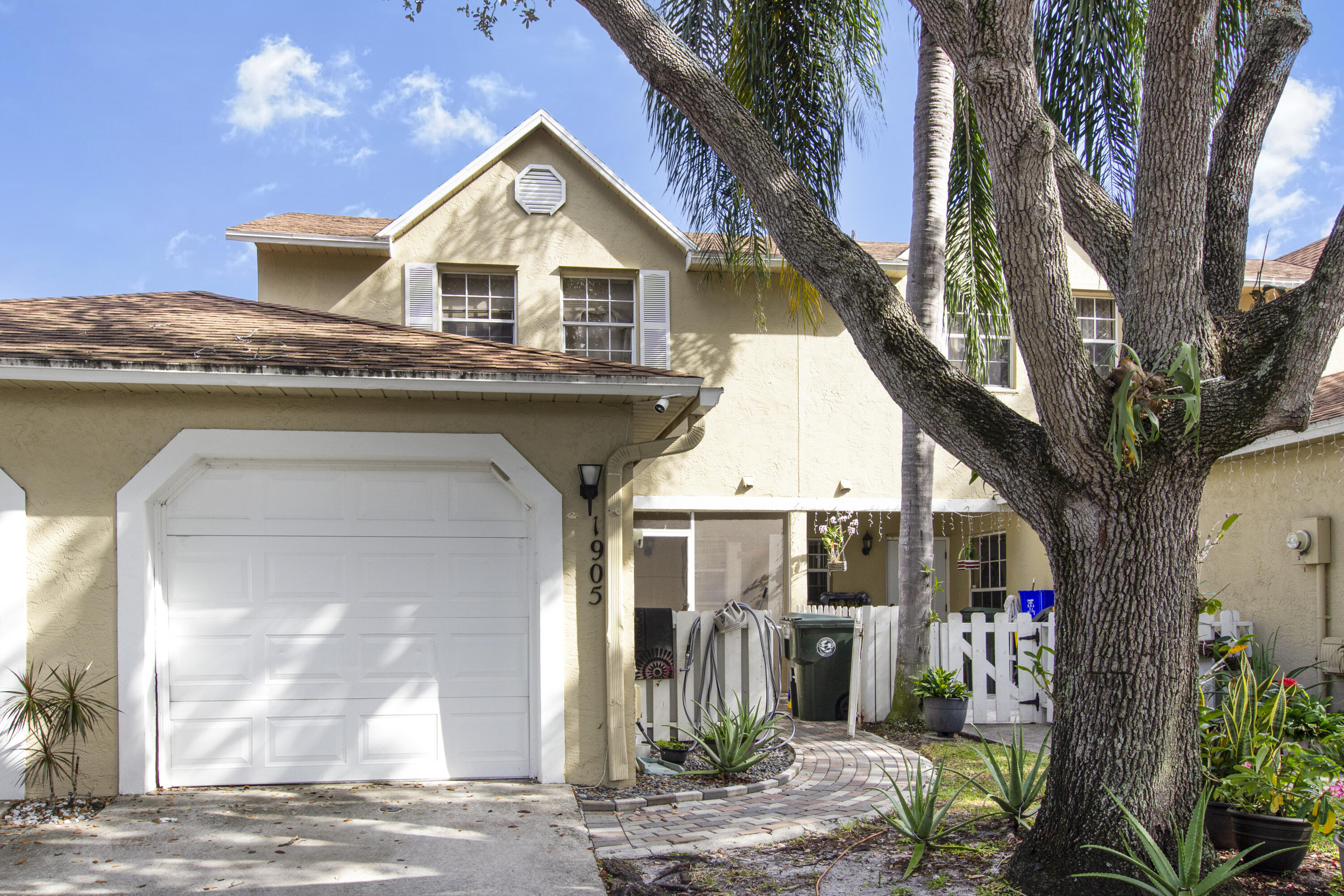 Foto de propiedad en 1905 MAPLEWOOD Drive, Greenacres, FL 33415 Greenacres con MLS# 