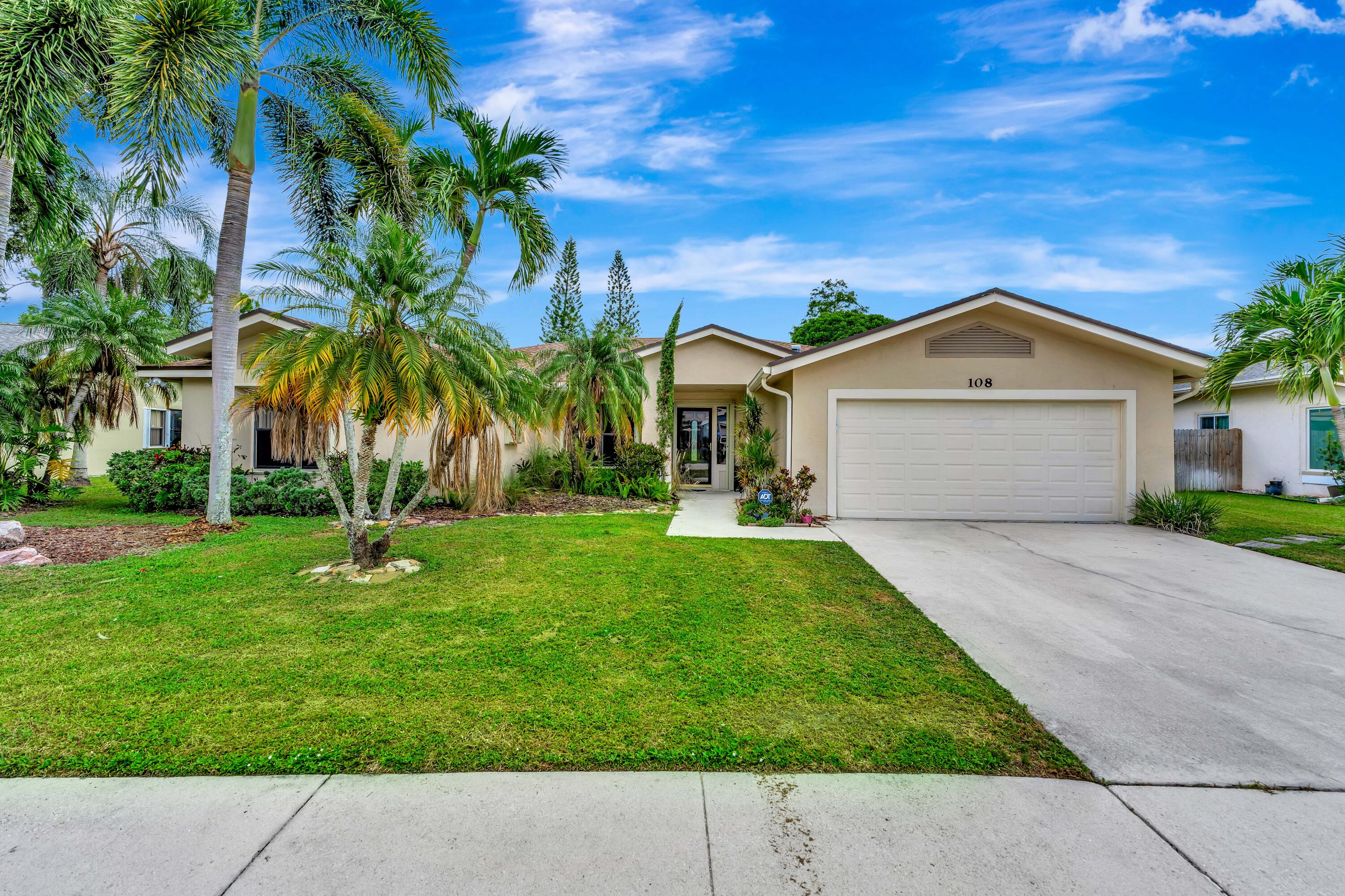 Foto de propiedad en 108 Lexington Drive, Royal Palm Beach, FL 33411 Royal Palm Beach con MLS# 