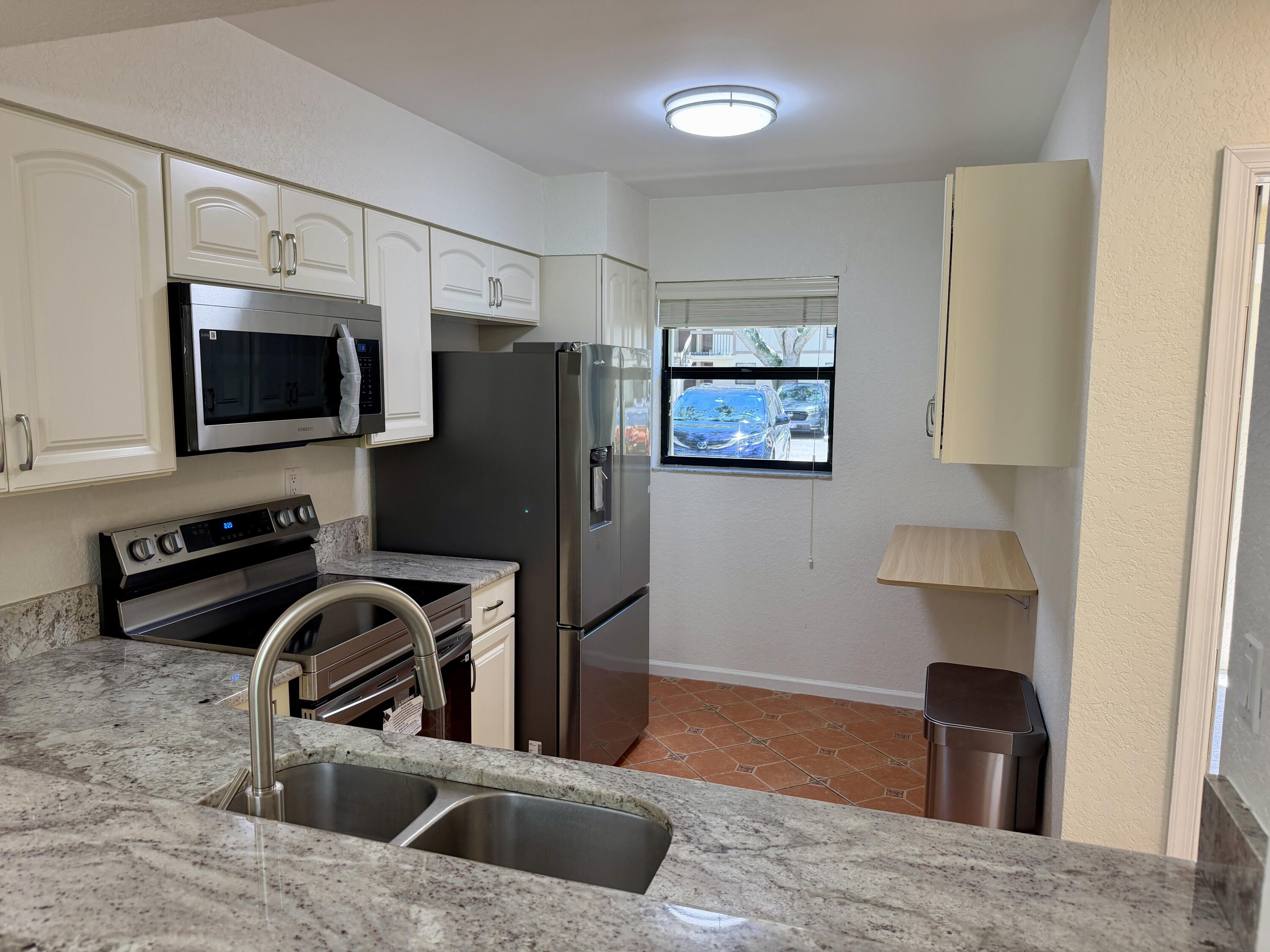 M121 Kitchen w.all new appliances