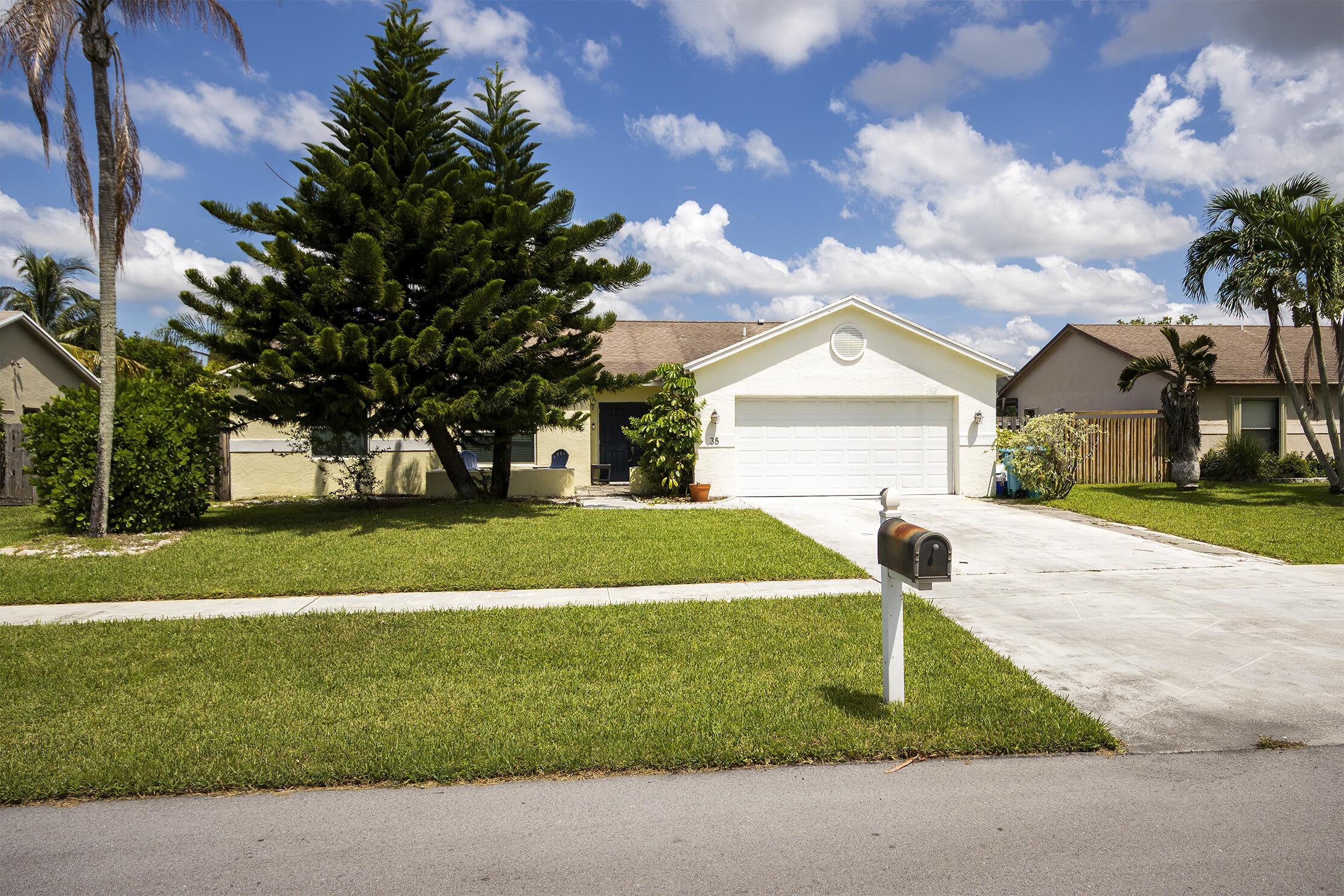 Foto de propiedad en 35 CEDAR Circle, Boynton Beach, FL 33436 Boynton Beach con MLS# 