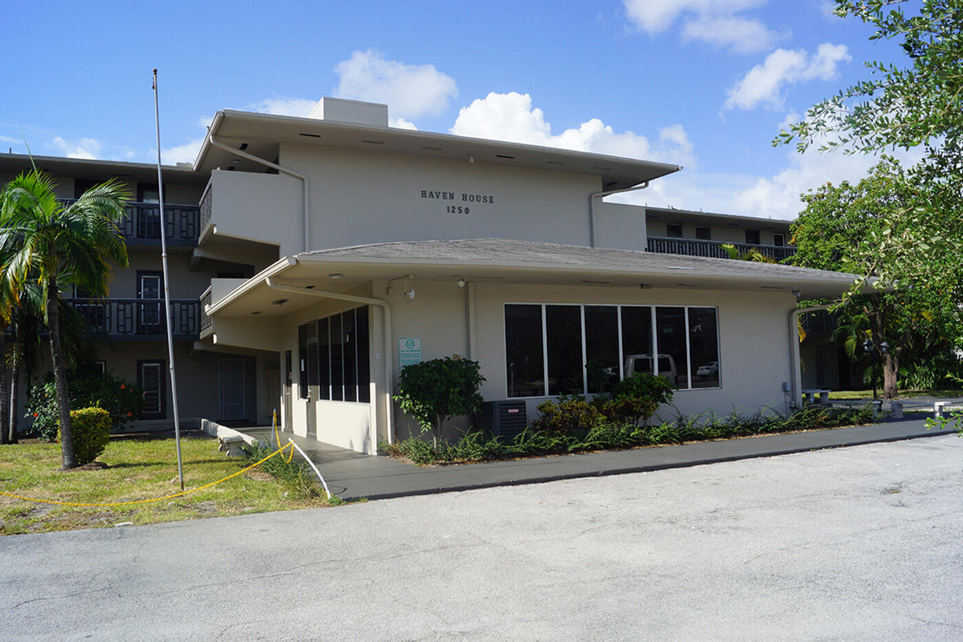 Foto de propiedad en 1250 E SAMPLE Road 303, Pompano Beach, FL 33064 Pompano Beach con MLS# 