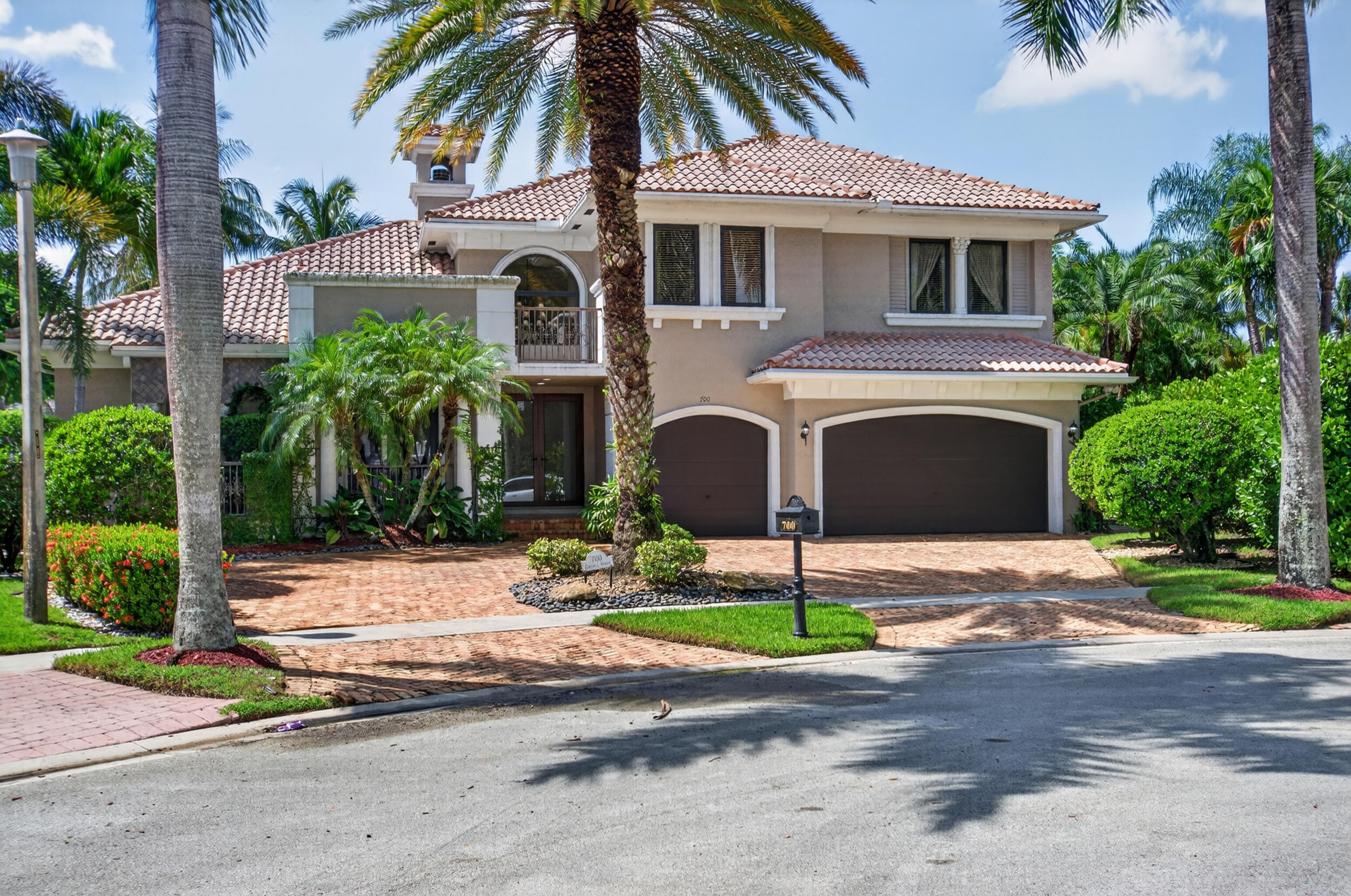 Foto de propiedad en 700 Cardinal Street, Plantation, FL 33324 Plantation con MLS# 