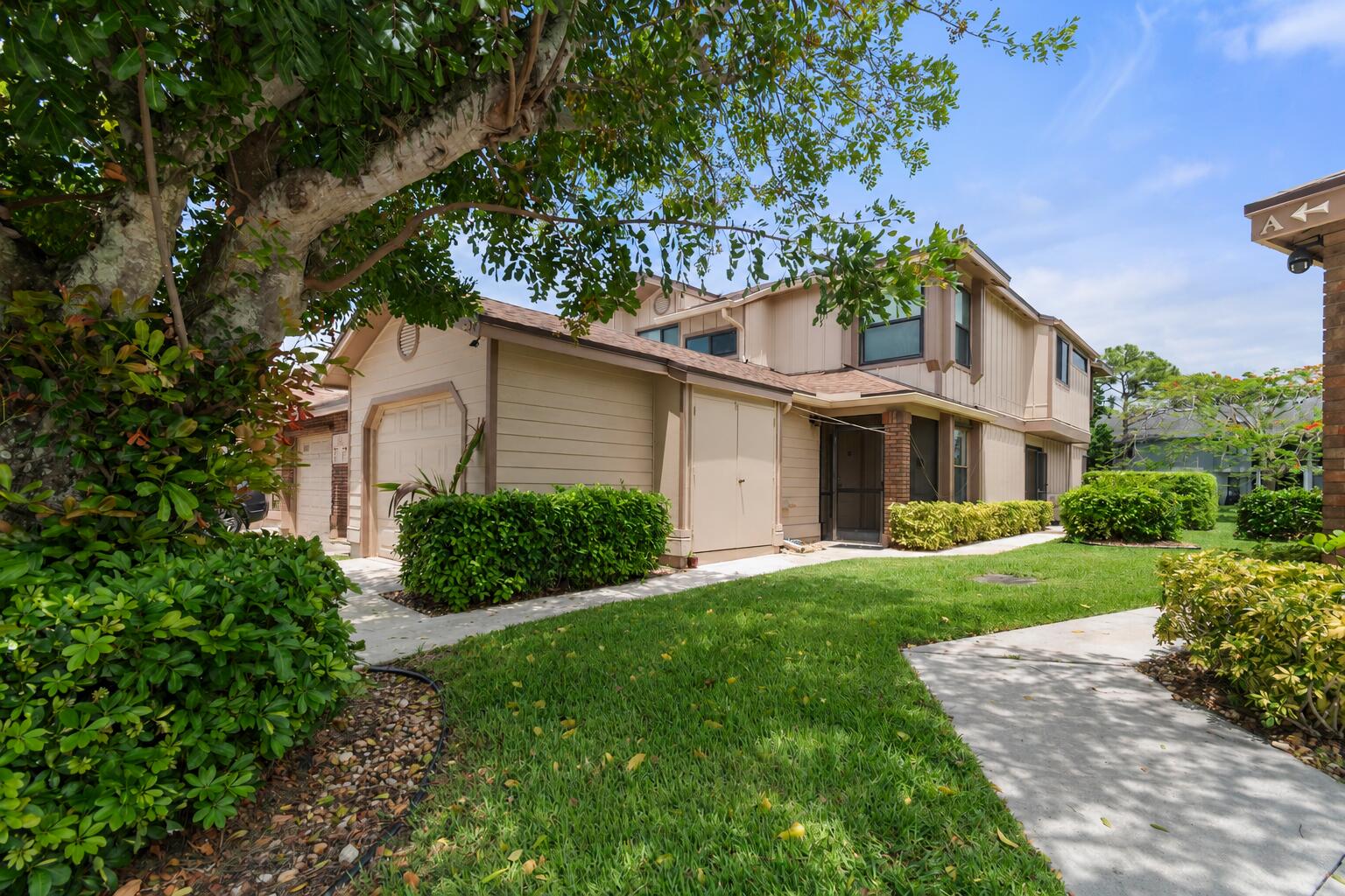 Foto de propiedad en 500 Crosswinds Drive F1, Greenacres, FL 33413 Greenacres con MLS# 