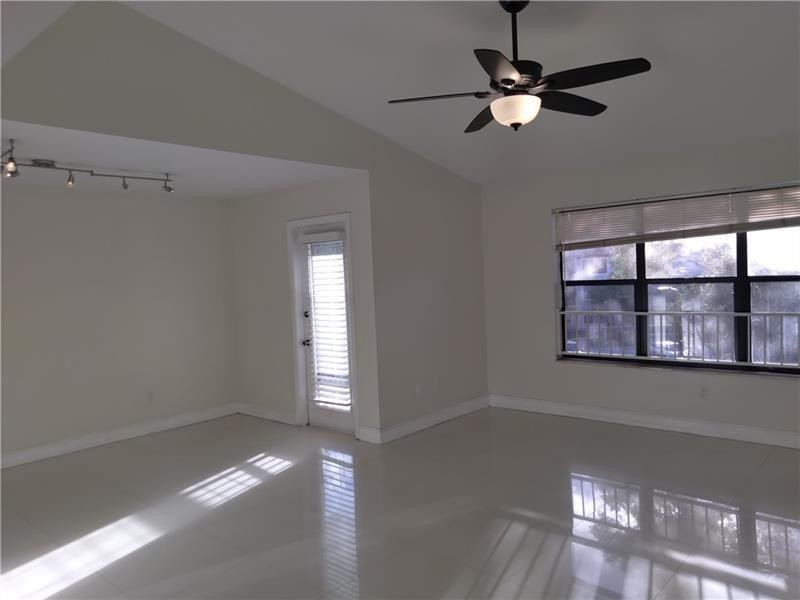Foto de propiedad en 4261 W MCNAB Road 32, Pompano Beach, FL 33069 Pompano Beach con MLS# 