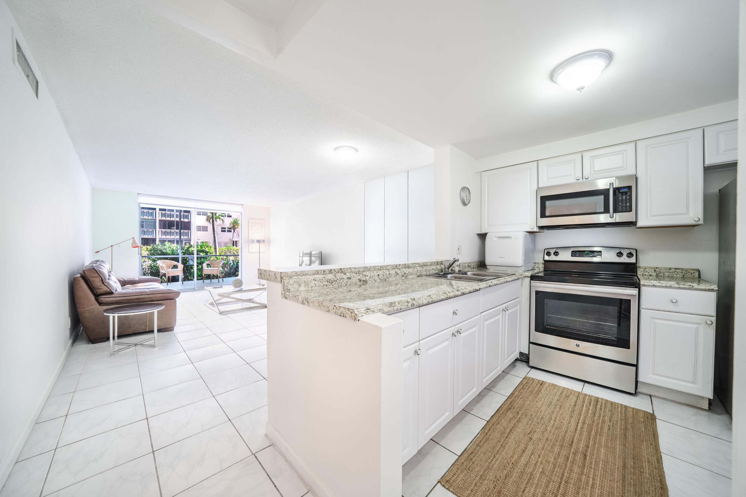 Foto de propiedad en 501 NE 14TH Avenue 103, Hallandale Beach, FL 33009 Hallandale Beach con MLS# 