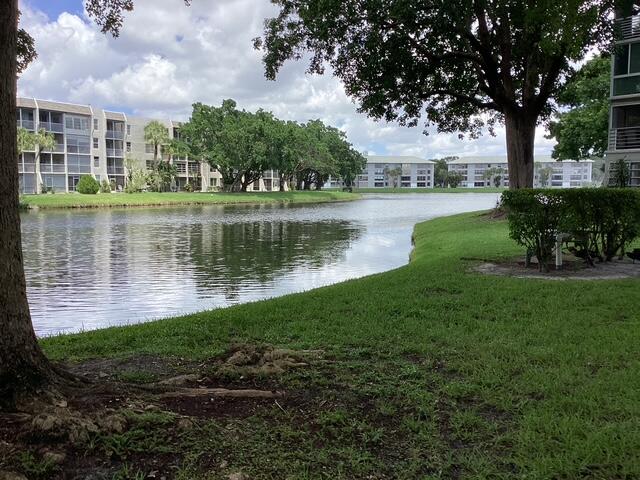 Foto de propiedad en 9325 LAGOON Place 107, Davie, FL 33324 Davie con MLS# 