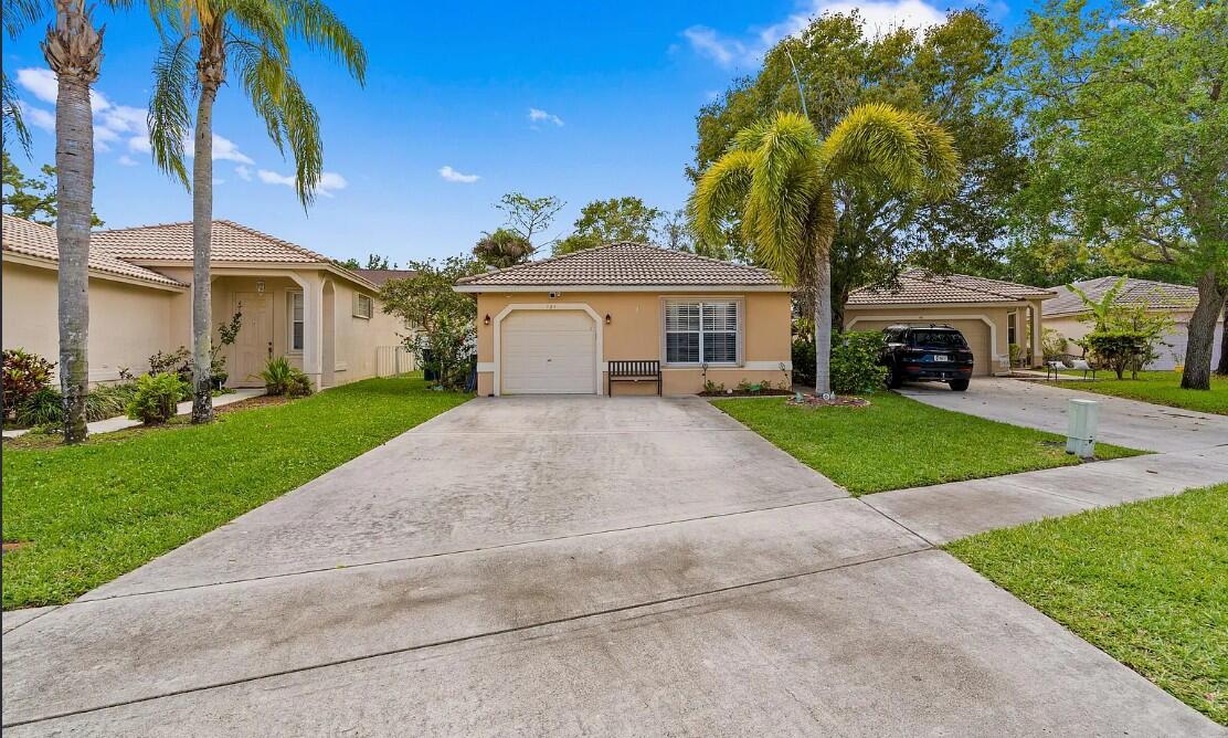 Foto de propiedad en 121 Prestige Drive, Royal Palm Beach, FL 33411 Royal Palm Beach con MLS# 