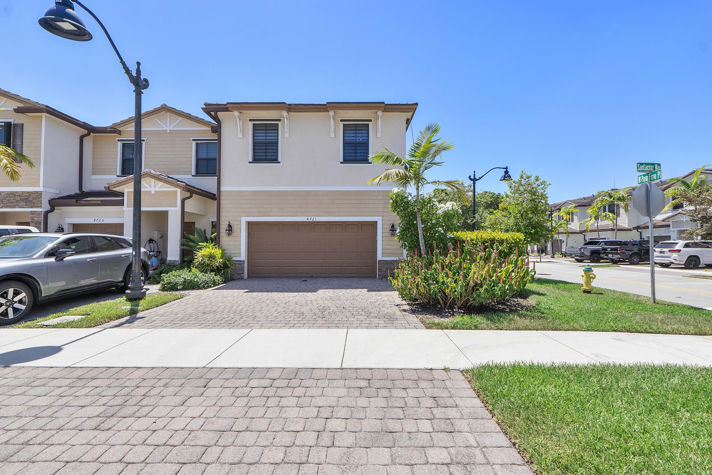 Foto de propiedad en 4721 Santa Cruz Way, Davie, FL 33314 Davie con MLS# 