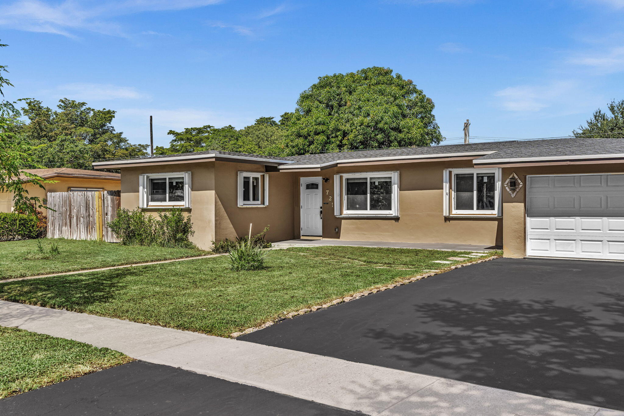 Foto de propiedad en 721 FAIRWAY Drive, Plantation, FL 33317 Plantation con MLS# 