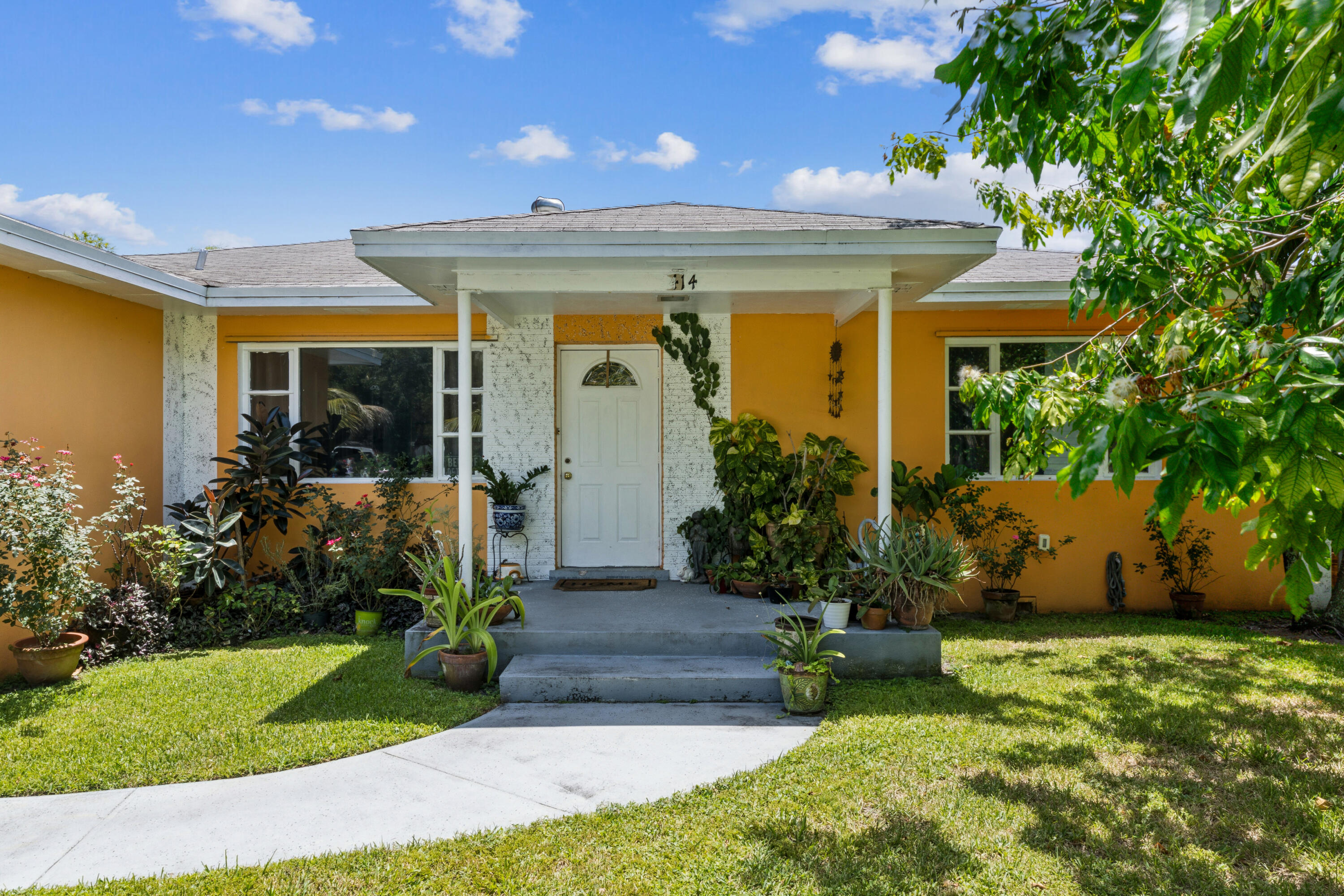 Foto de propiedad en 414 W Branch Street, Lantana, FL 33462 Lantana con MLS# 