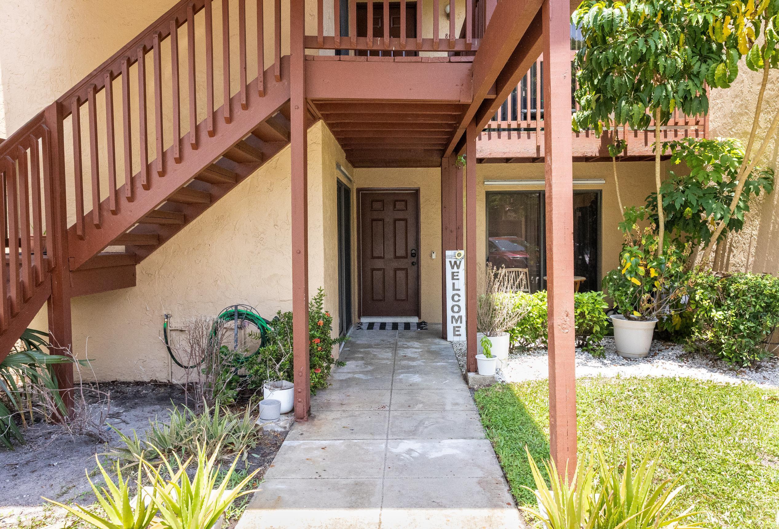 Foto de propiedad en 803 LAKEVIEW Circle, Royal Palm Beach, FL 33411 Royal Palm Beach con MLS# 