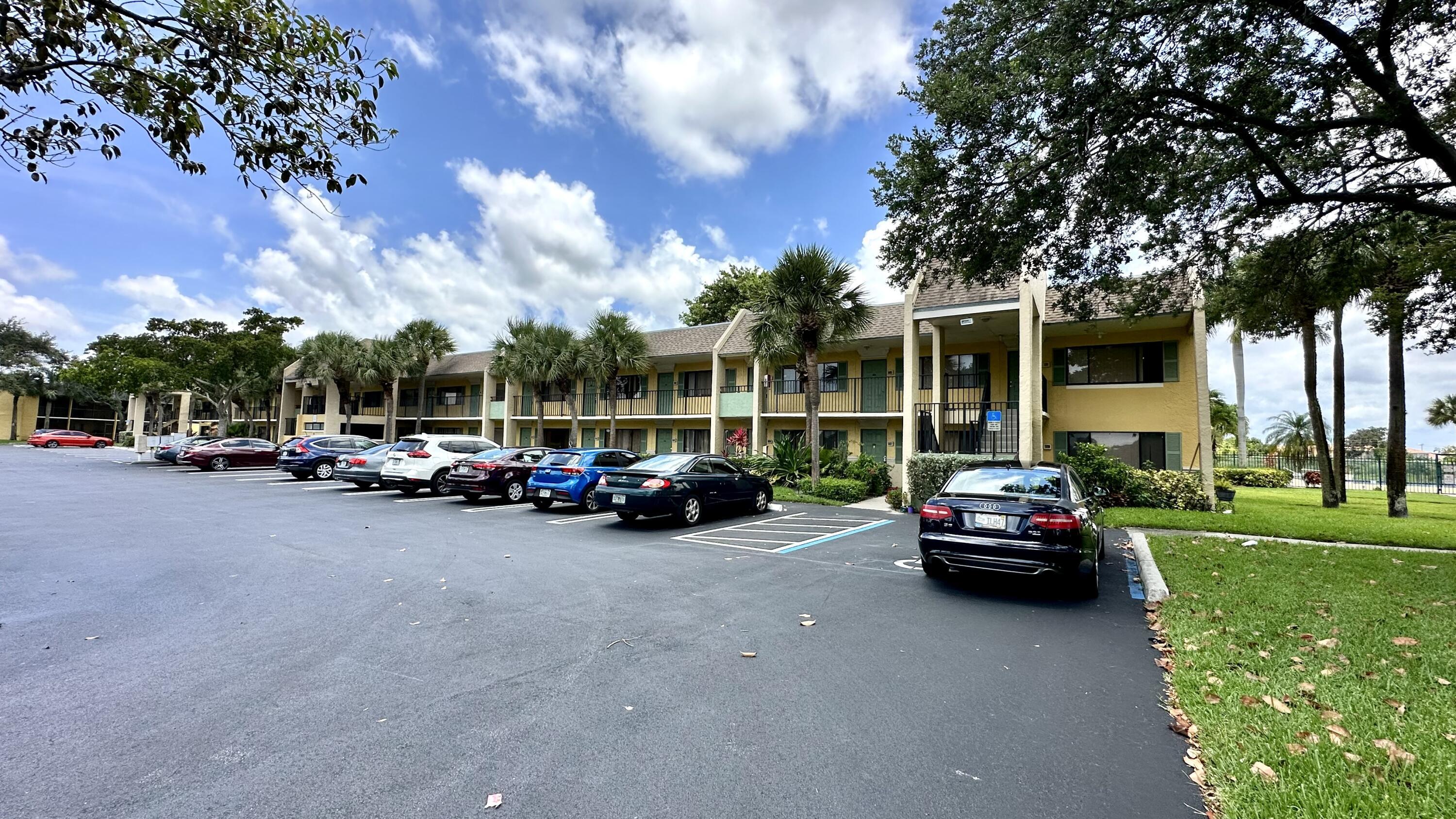 Foto de propiedad en 1632 Meadows Circle W, Boynton Beach, FL 33436 Boynton Beach con MLS# 