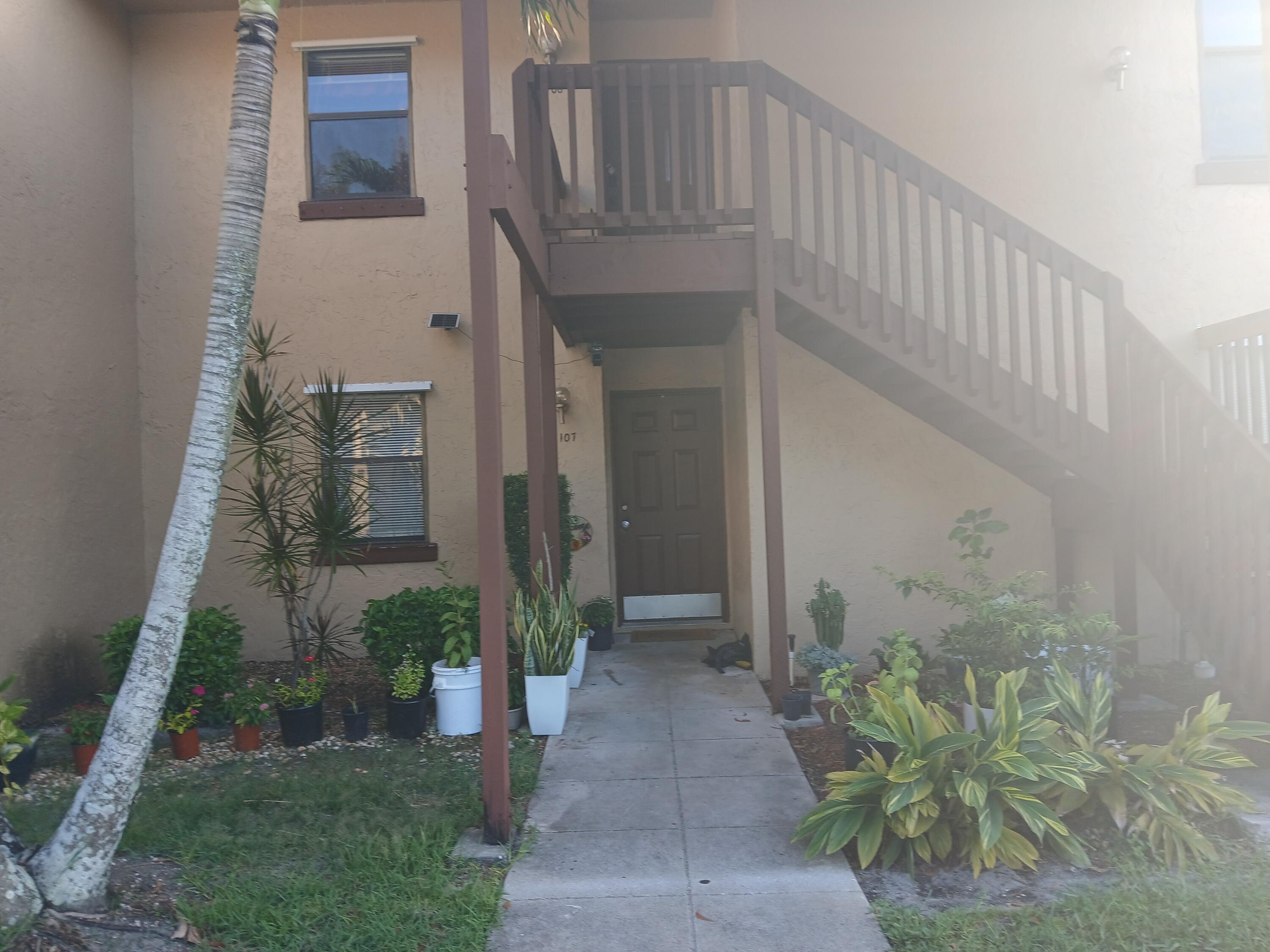 Foto de propiedad en 1108 Lakeview Drive E, Royal Palm Beach, FL 33411 Royal Palm Beach con MLS# 