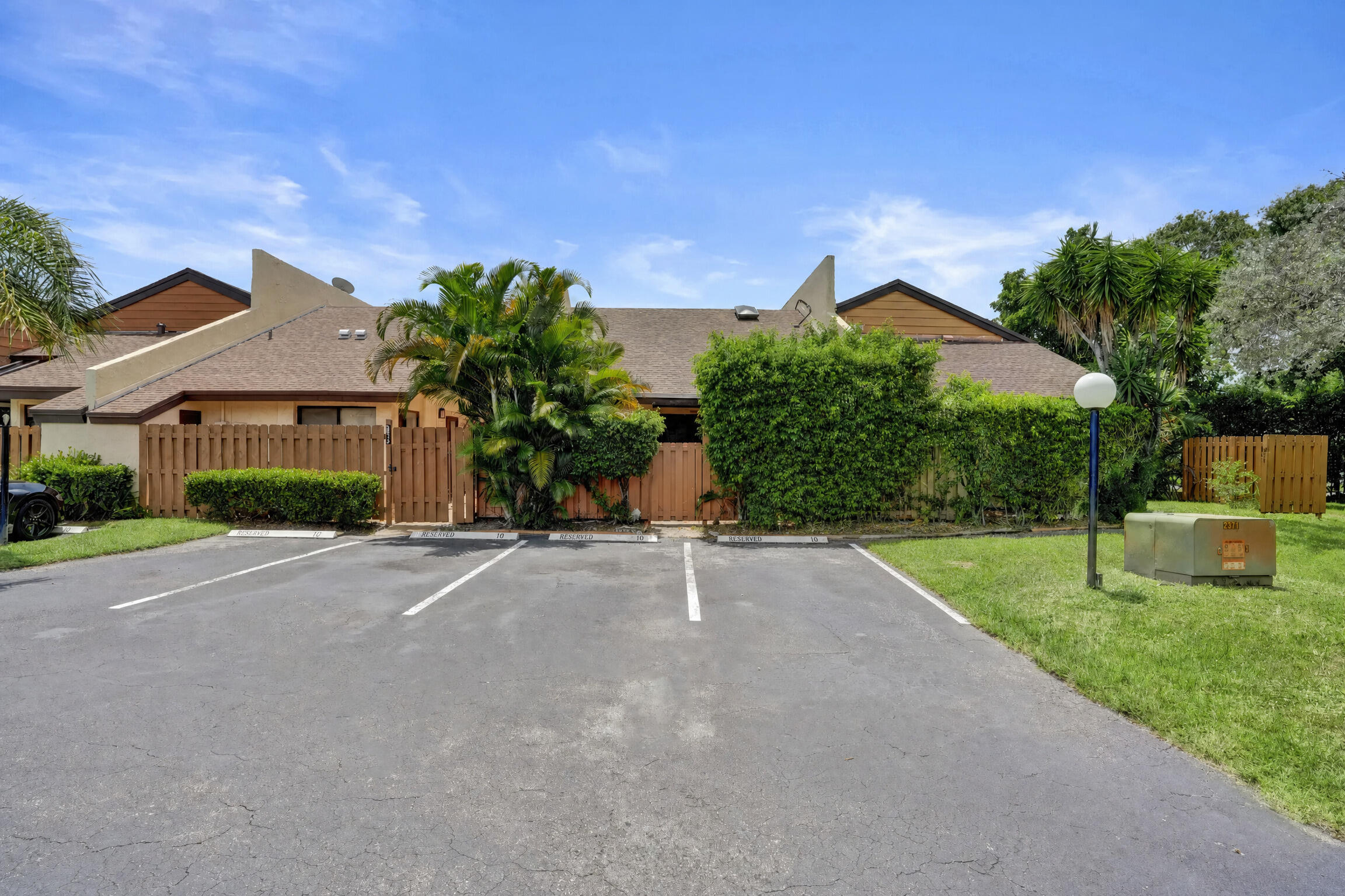 Foto de propiedad en 3810 NW 77TH Avenue, Davie, FL 33024 Davie con MLS# 