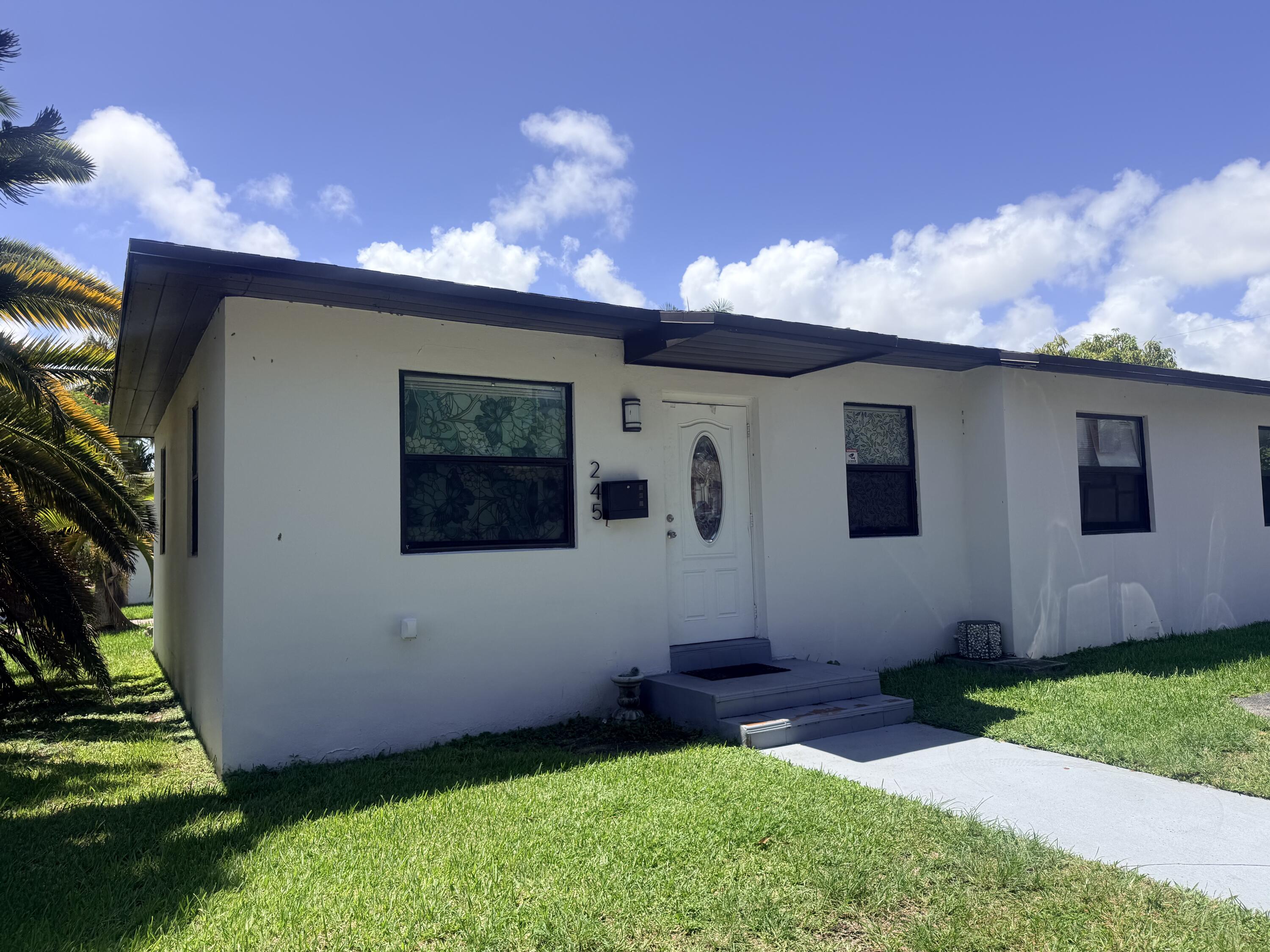 Foto de propiedad en 245 NE 1ST Terrace 245, Dania Beach, FL 33004 Dania Beach con MLS# 
