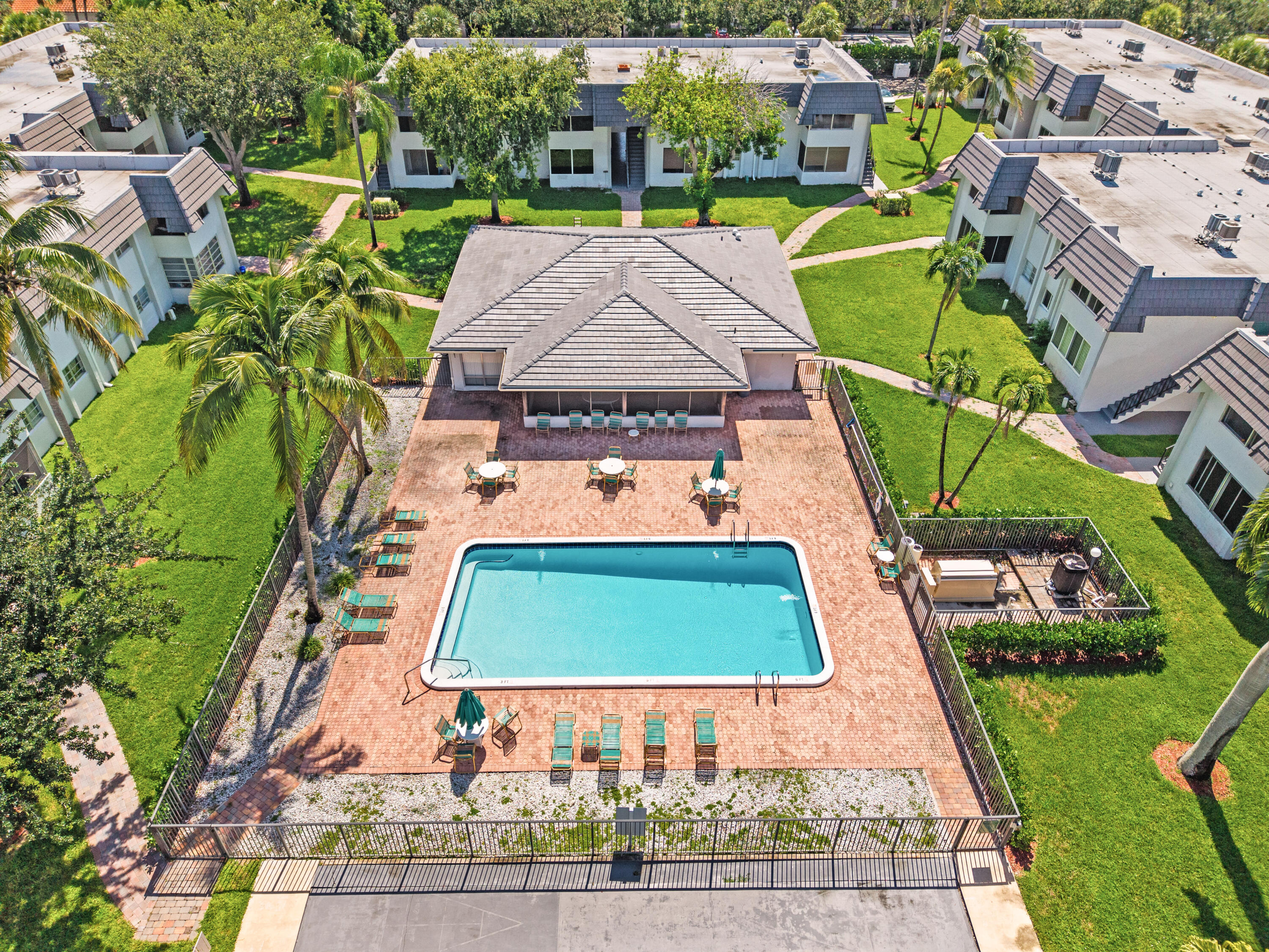 Foto de propiedad en 8410 W SAMPLE Road 110, Coral Springs, FL 33065 Coral Springs con MLS# 