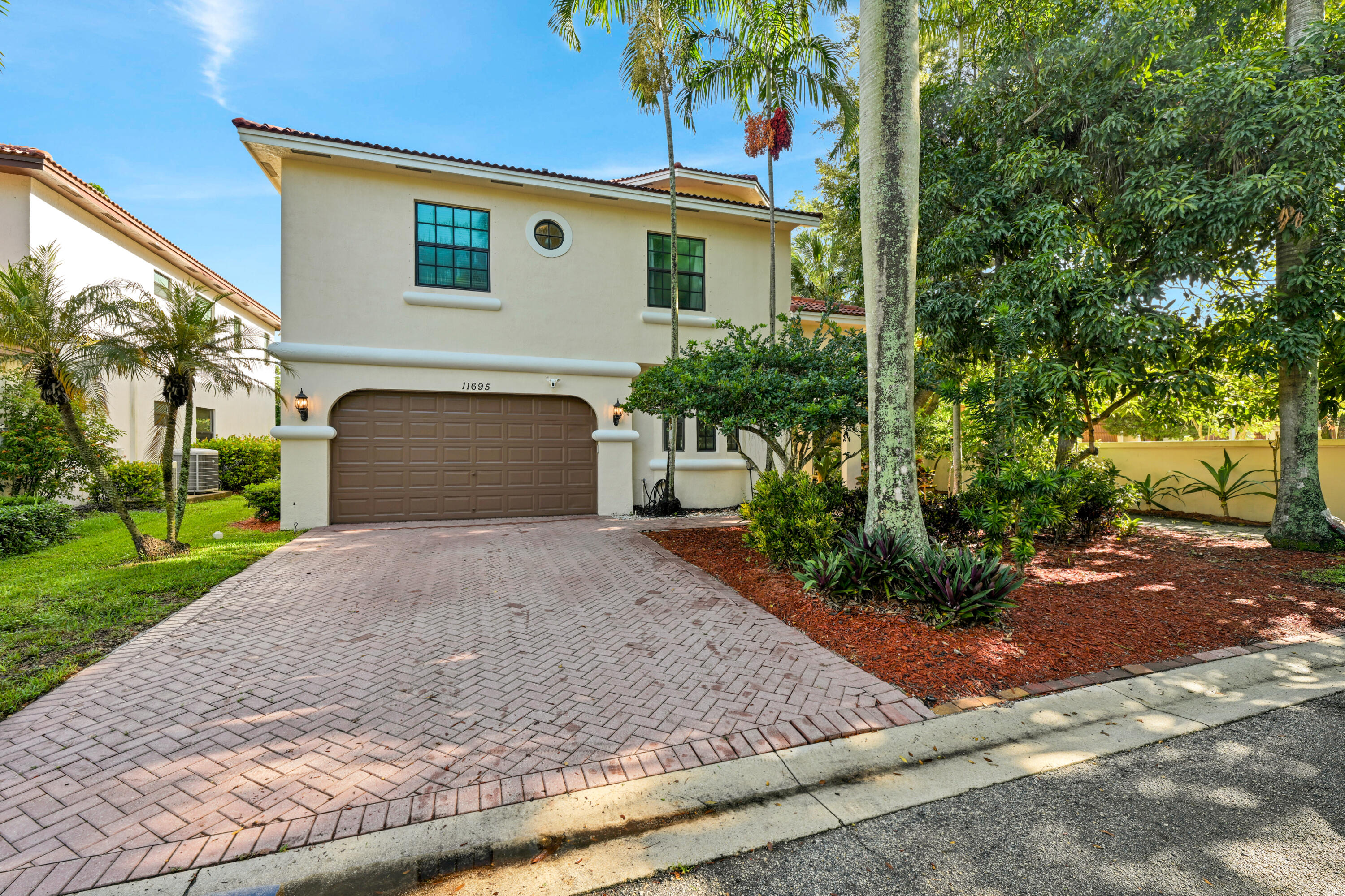 Foto de propiedad en 11695 NW 2ND Street, Plantation, FL 33325 Plantation con MLS# 