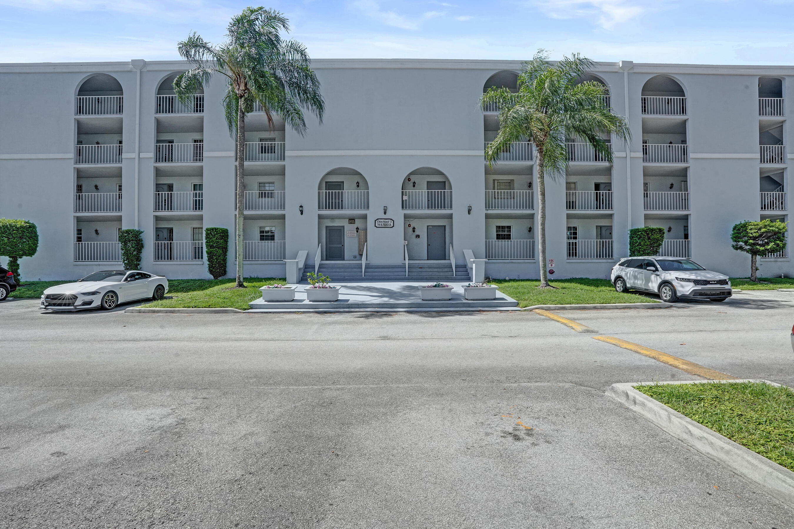 Foto de propiedad en 7980 N FRENCH Drive 3-202, Pembroke Pines, FL 33024 Pembroke Pines con MLS# 