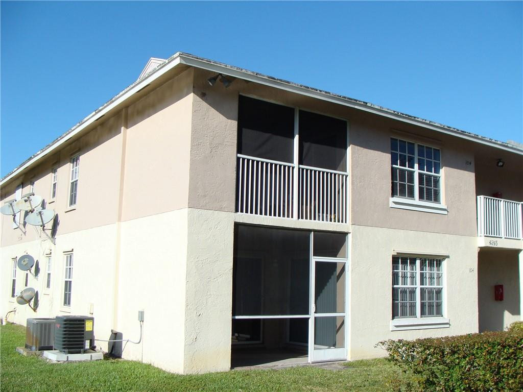 Foto de propiedad en 4245 S 57TH Avenue 104W, Greenacres, FL 33463 Greenacres con MLS# 