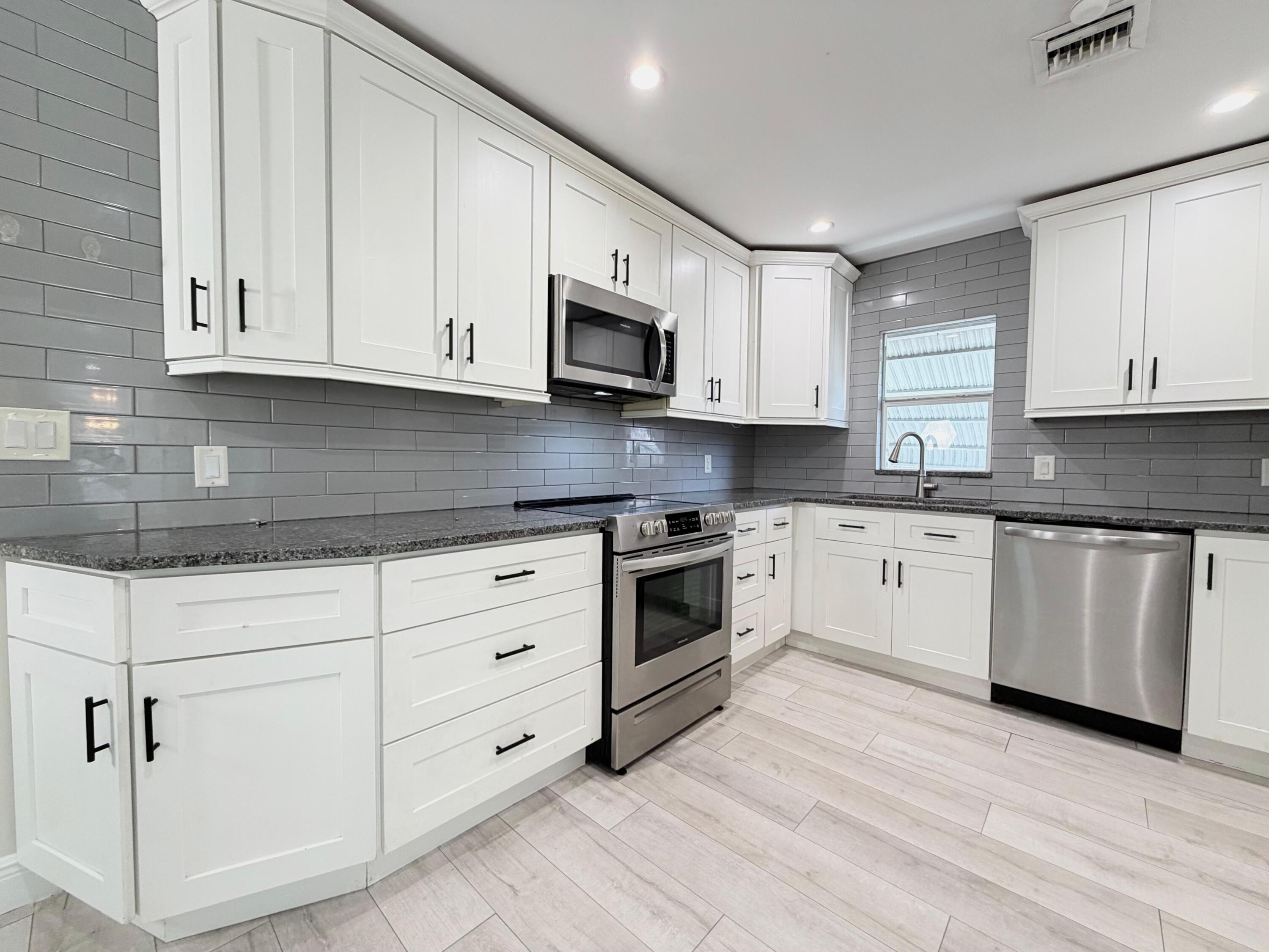 Foto de propiedad en 528 N J Street, Lake Worth Beach, FL 33460 Lake Worth Beach con MLS# 