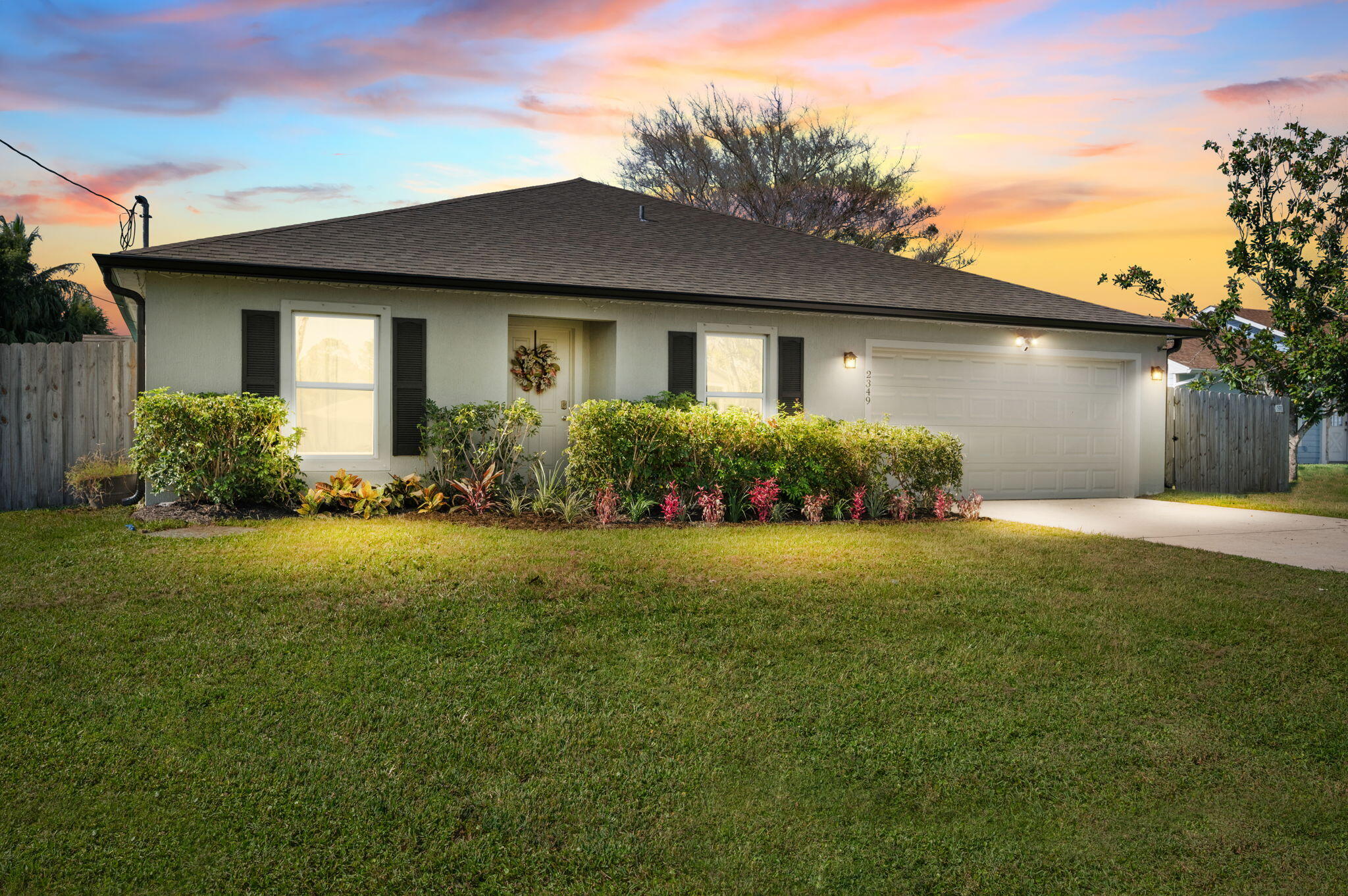 Foto de propiedad en 2349 SE Master Avenue, Port St. Lucie, FL 34952 Port St. Lucie con MLS# 