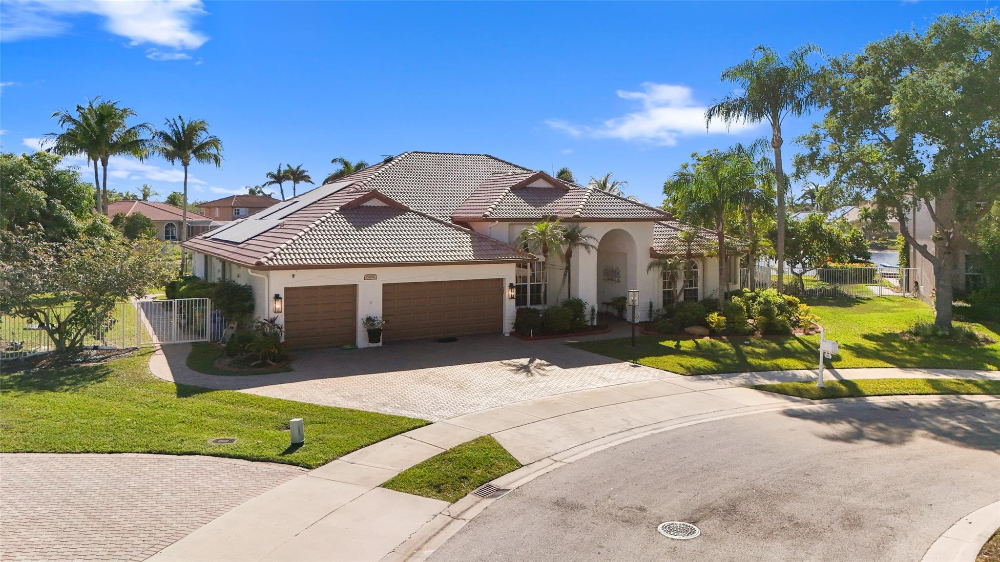 Foto de propiedad en 6691 Segovia Way, Pembroke Pines, FL 33331 Pembroke Pines con MLS# 