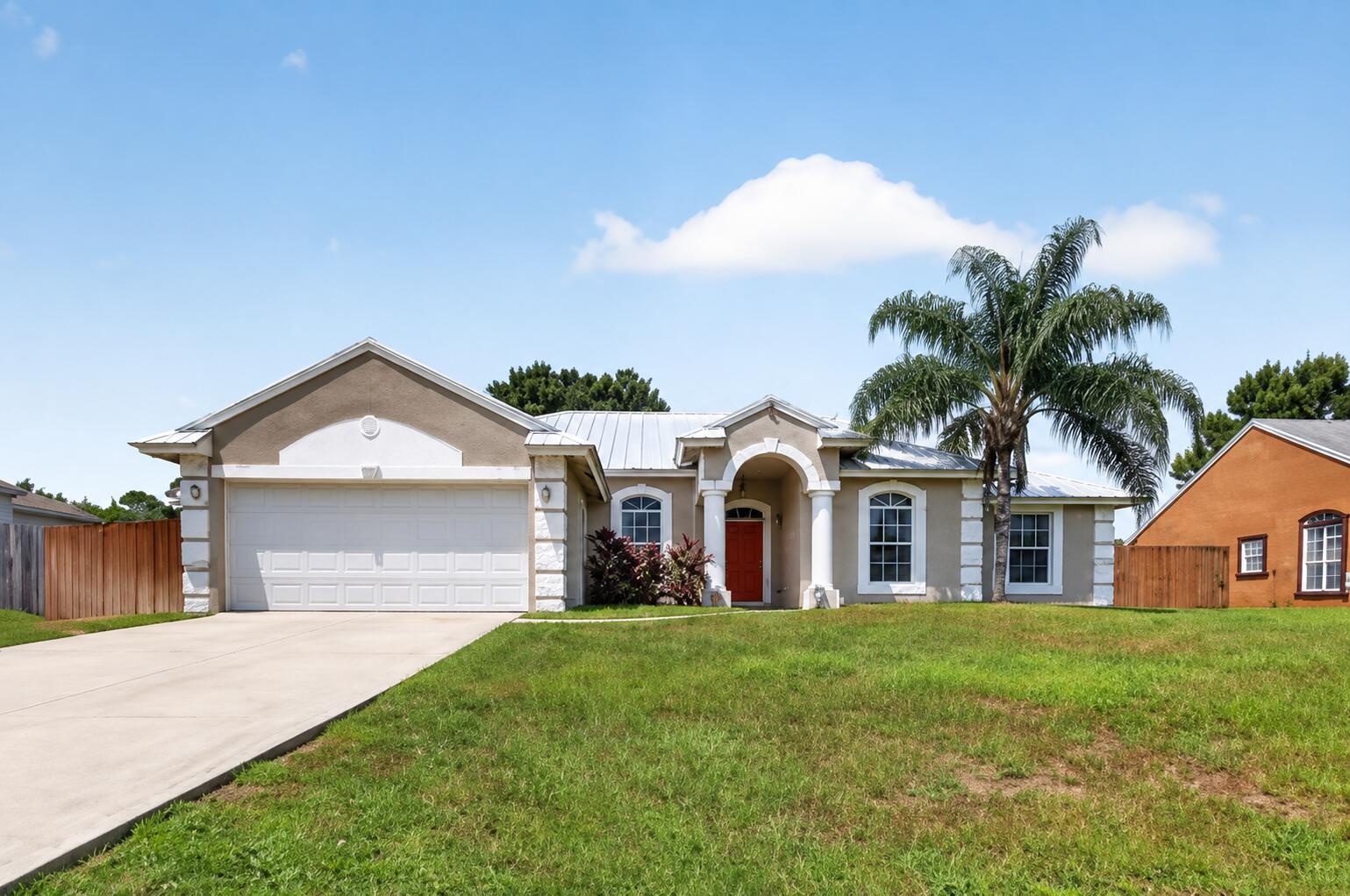 Foto de propiedad en 1561 SW GADSAN Avenue, Port St. Lucie, FL 34953 Port St. Lucie con MLS# 