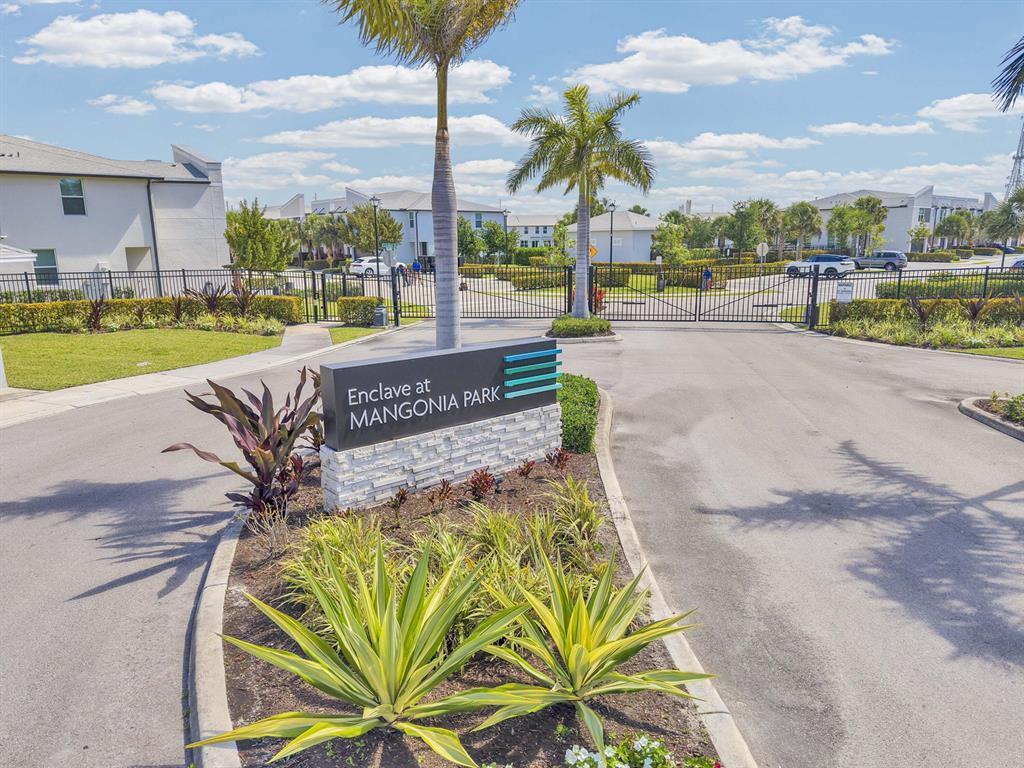 Foto de propiedad en 5659 Enclave Drive, Mangonia Park, FL 33407 Mangonia Park con MLS# 