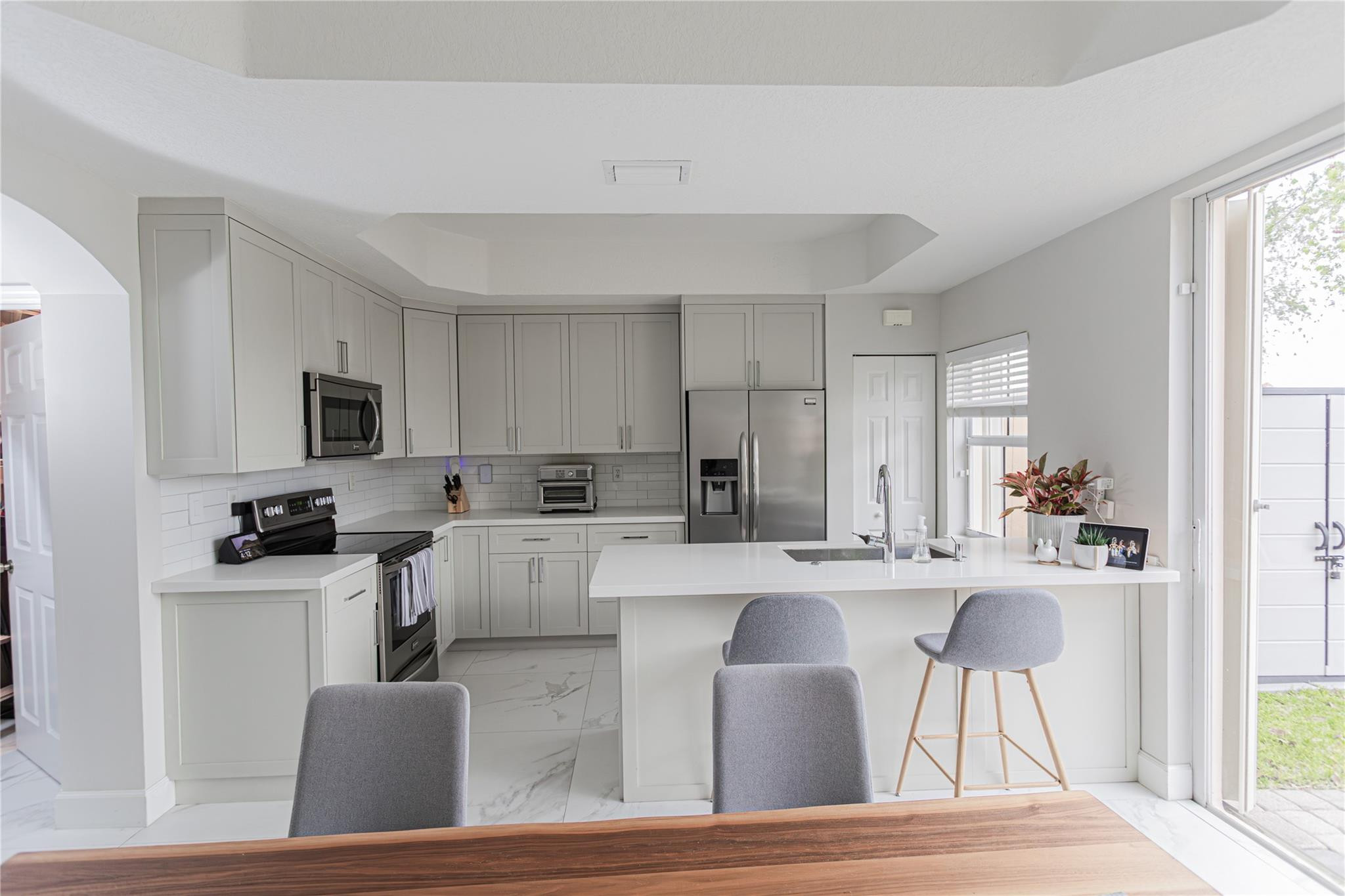Foto de propiedad en 14387 SW 9th Court, Pembroke Pines, FL 33027 Pembroke Pines con MLS# 