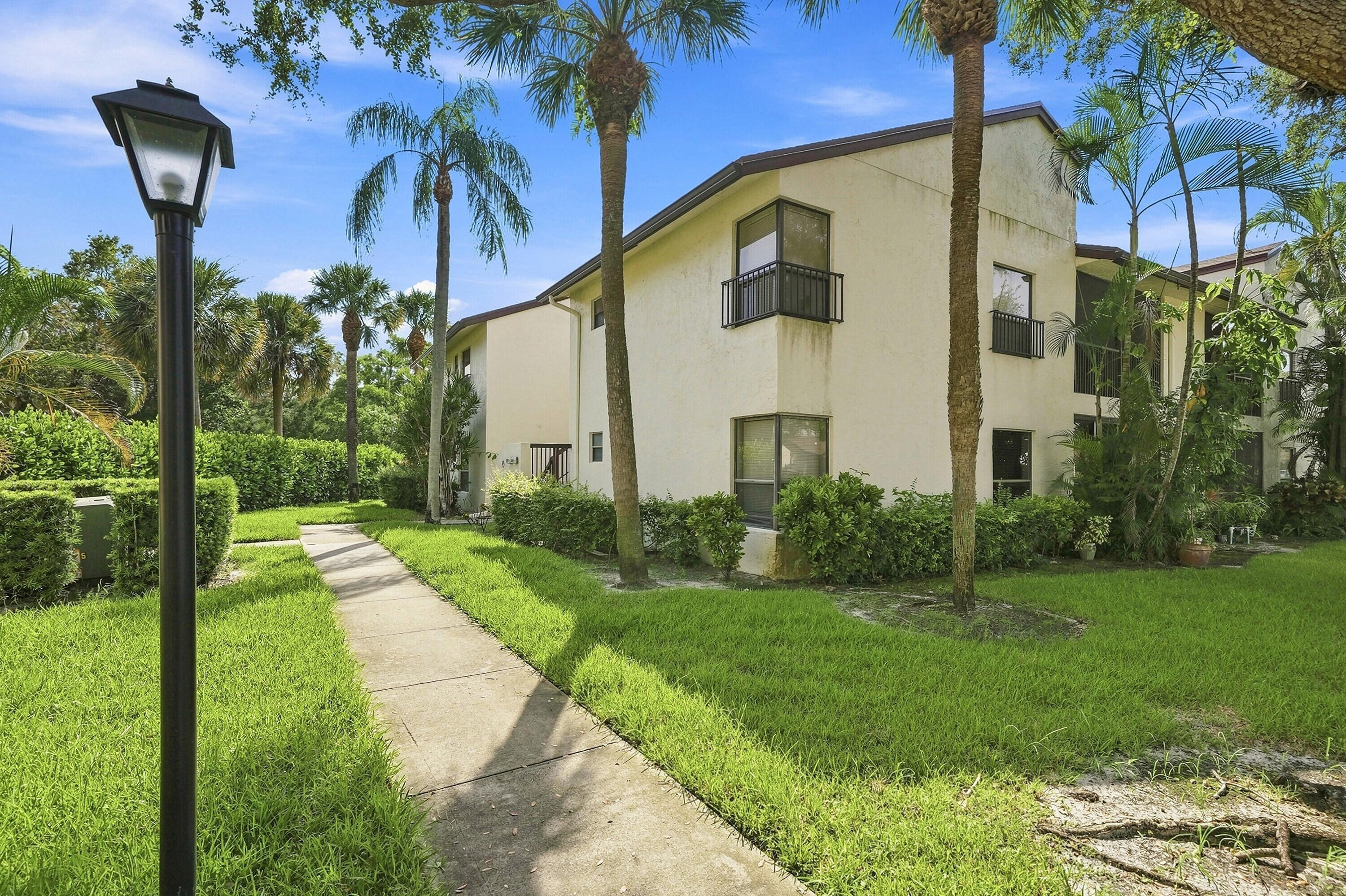 Foto de propiedad en 2581 CARAMBOLA Circle N 1868, Coconut Creek, FL 33066 Coconut Creek con MLS# 