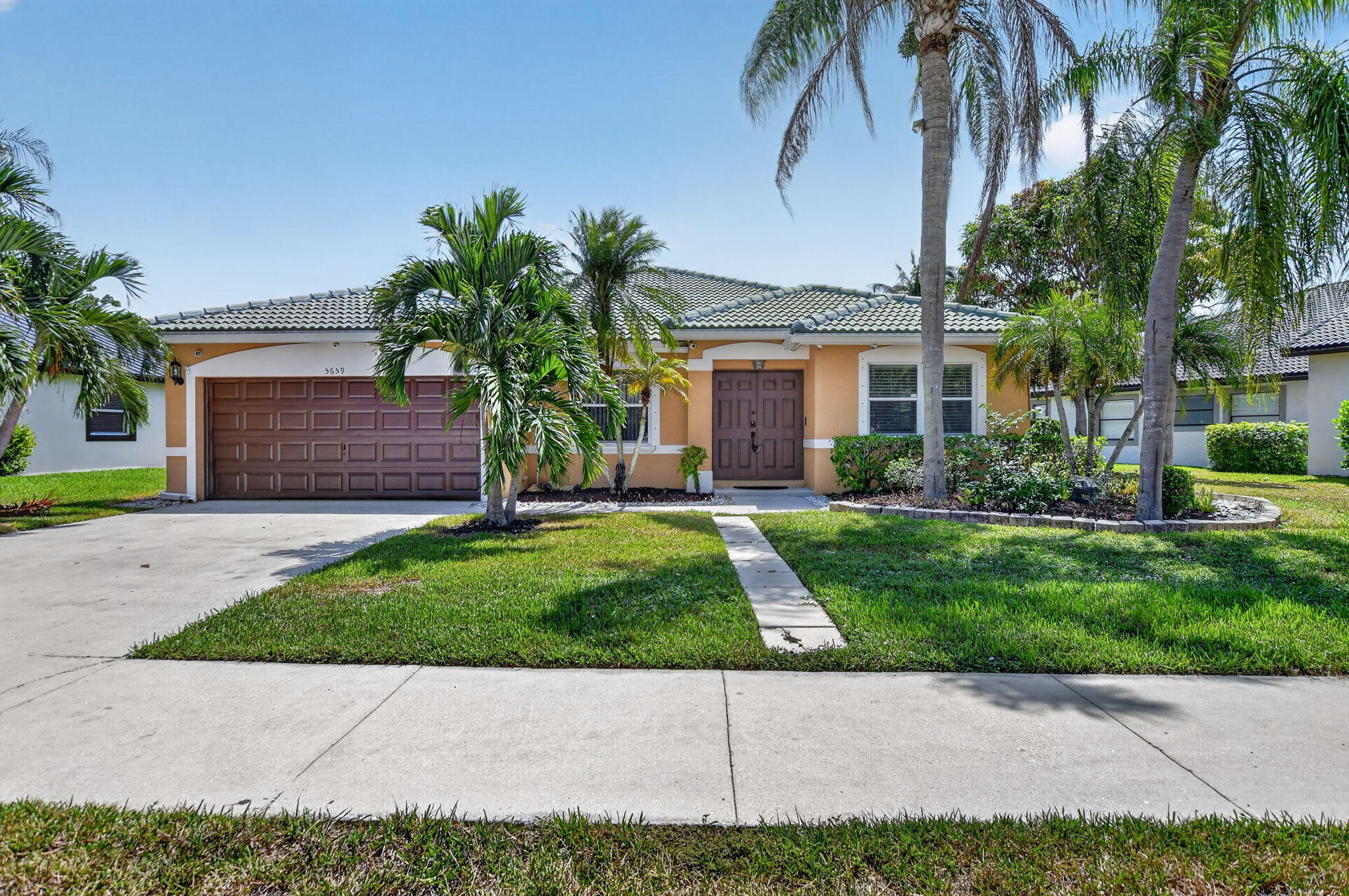 Foto de propiedad en 5659 NW 109TH Lane, Coral Springs, FL 33076 Coral Springs con MLS# 