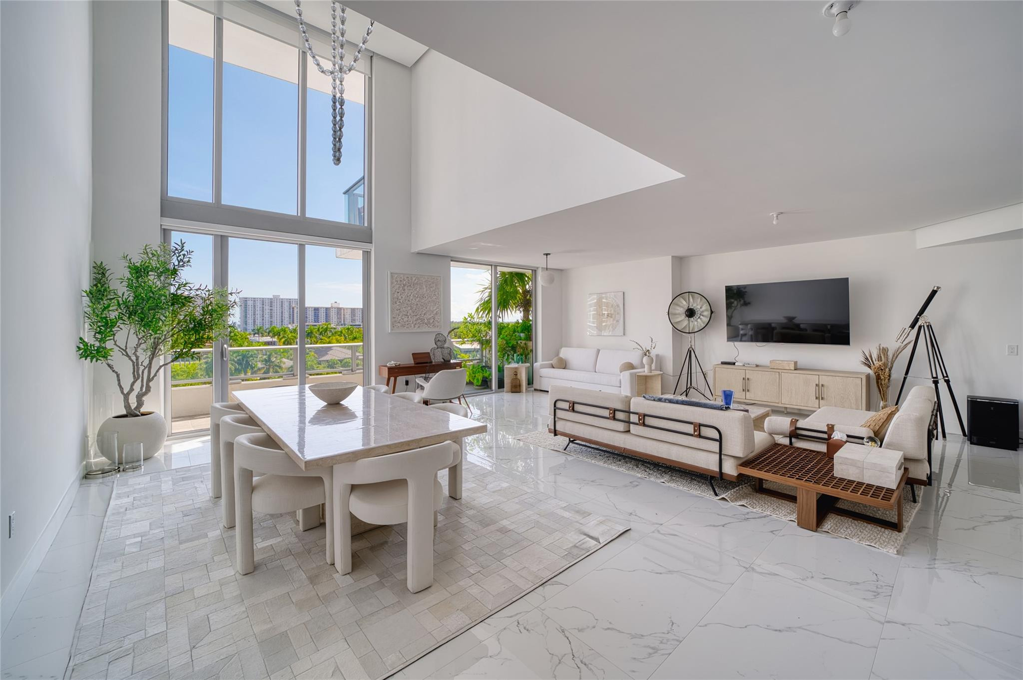 Foto de propiedad en 330 Sunny Isles Boulevard 5-504, Sunny Isles Beach, FL 33160 Sunny Isles Beach con MLS# 