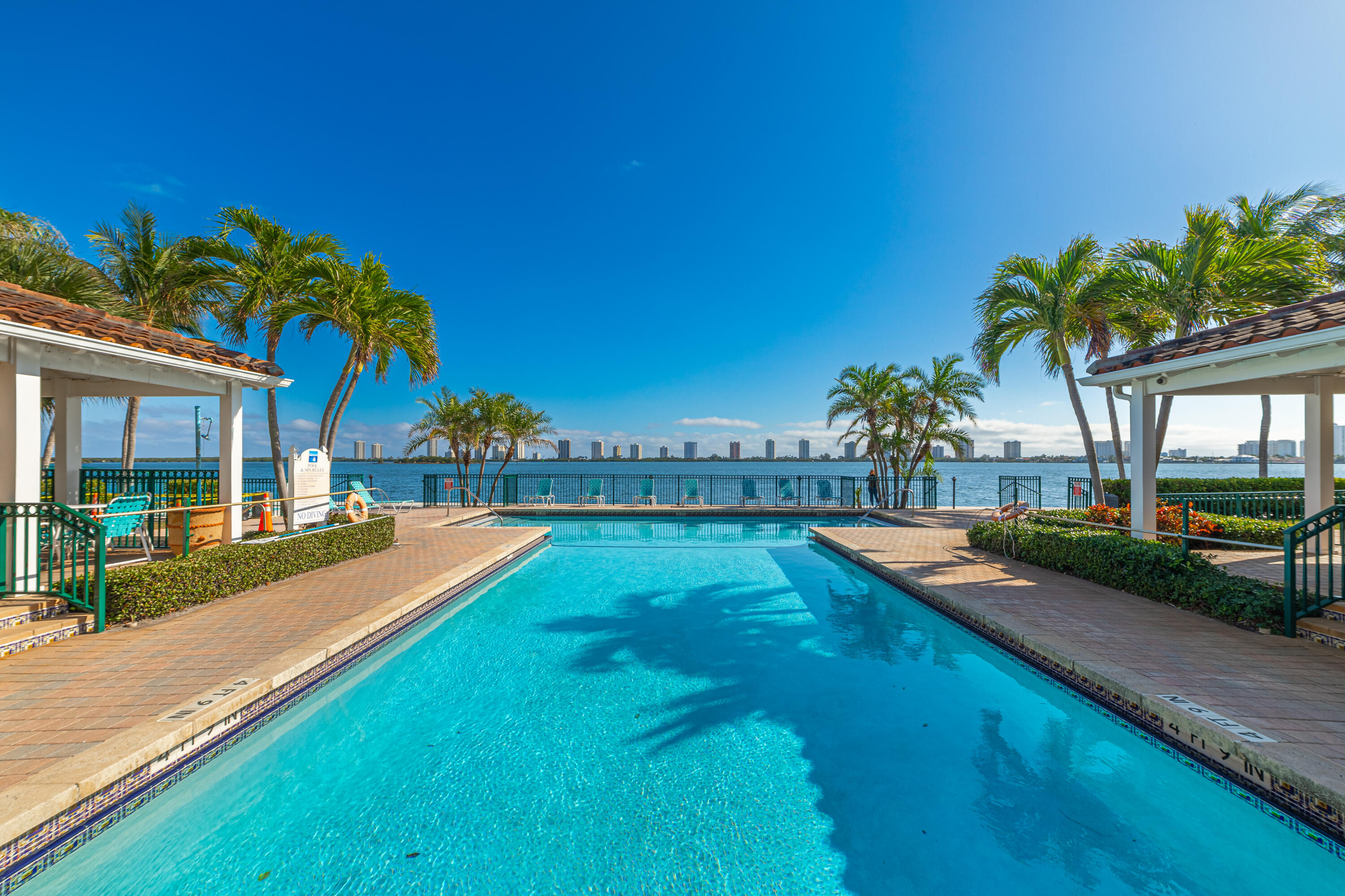 Foto de propiedad en 1145 Lake Shore Drive 206, Lake Park, FL 33403 Lake Park con MLS# 