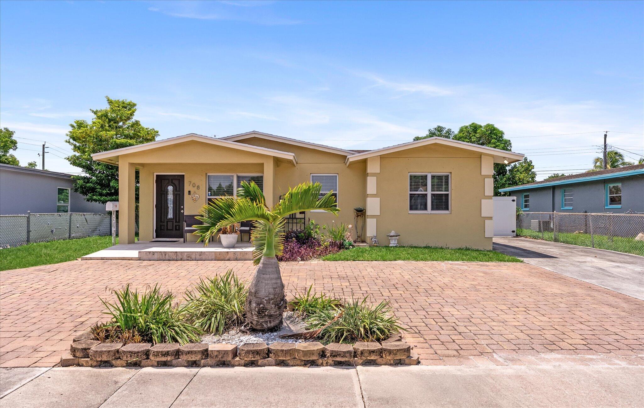 Foto de propiedad en 708 HILLCREST Boulevard, West Palm Beach, FL 33405 West Palm Beach con MLS# 