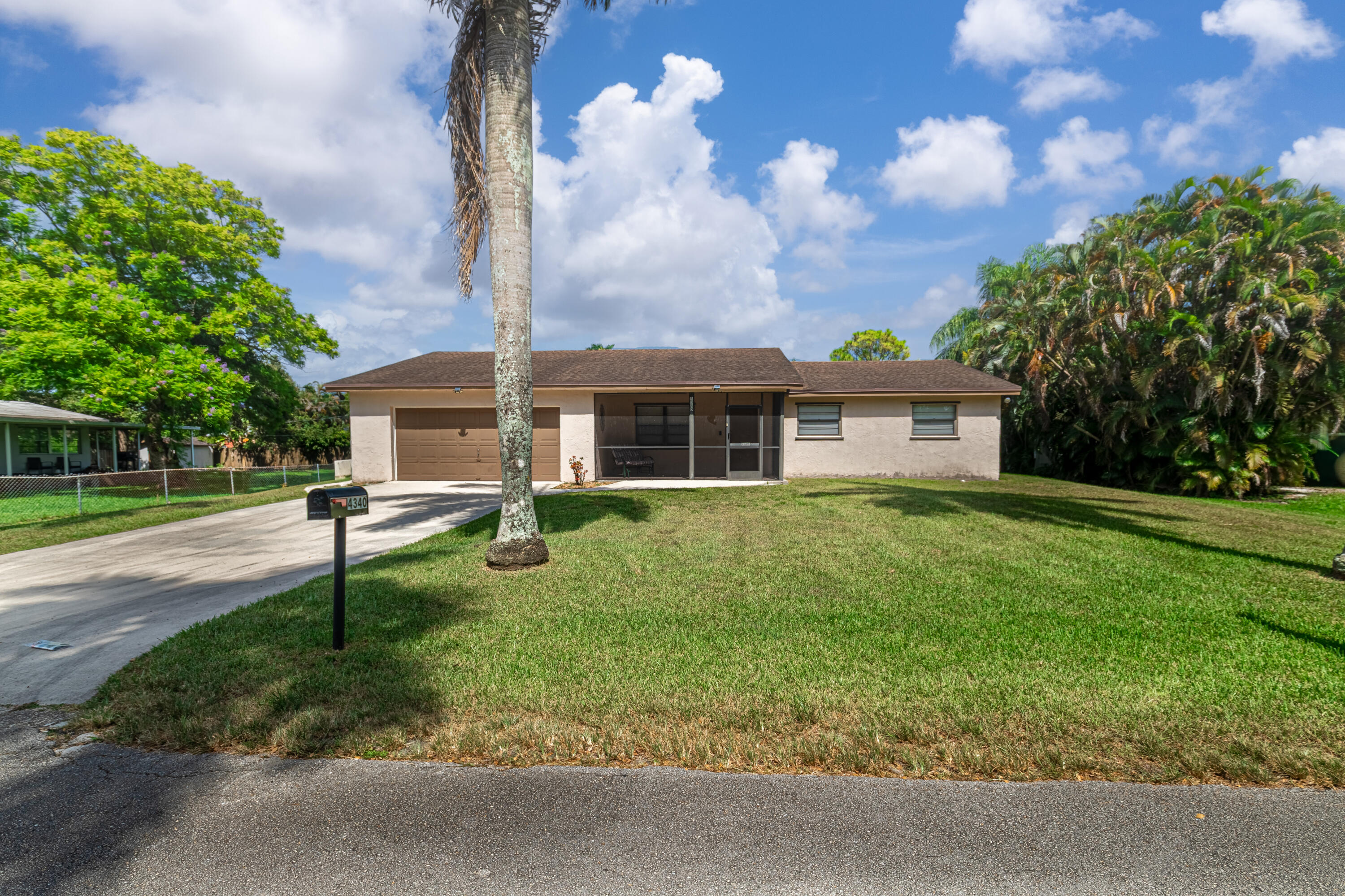 Foto de propiedad en 4340 SW 74th Avenue, Davie, FL 33314 Davie con MLS# 